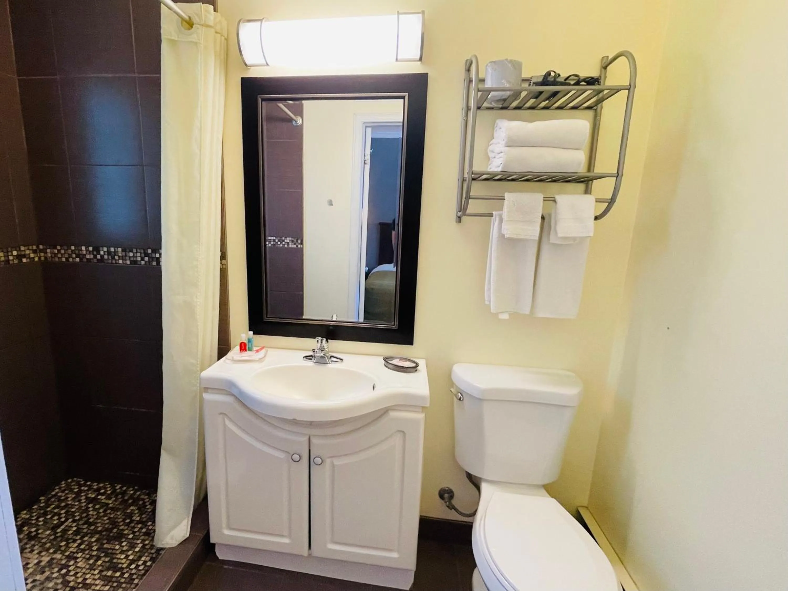 Bathroom in North Bay Inn