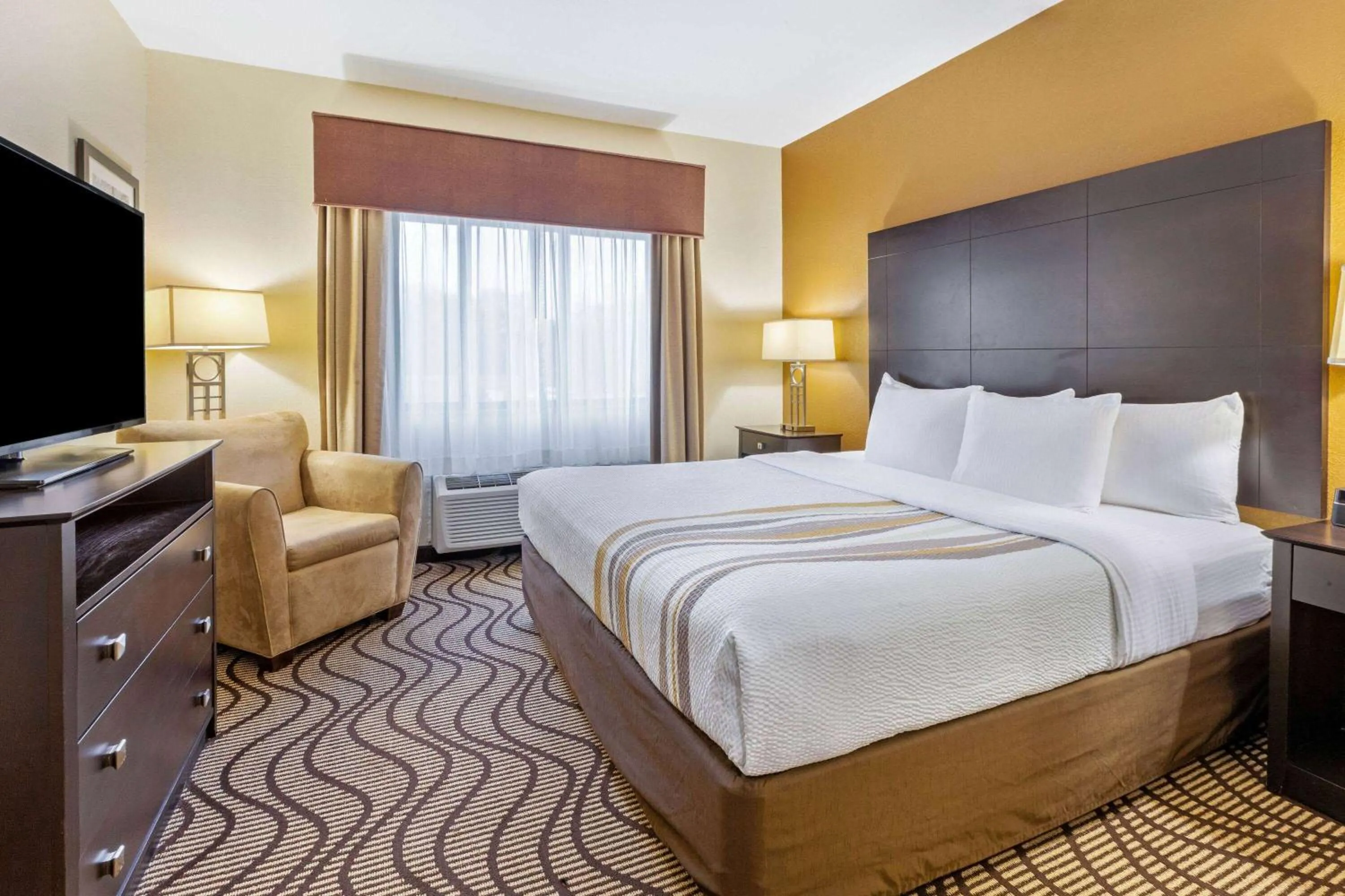 Photo of the whole room, Bed in La Quinta by Wyndham South Bend