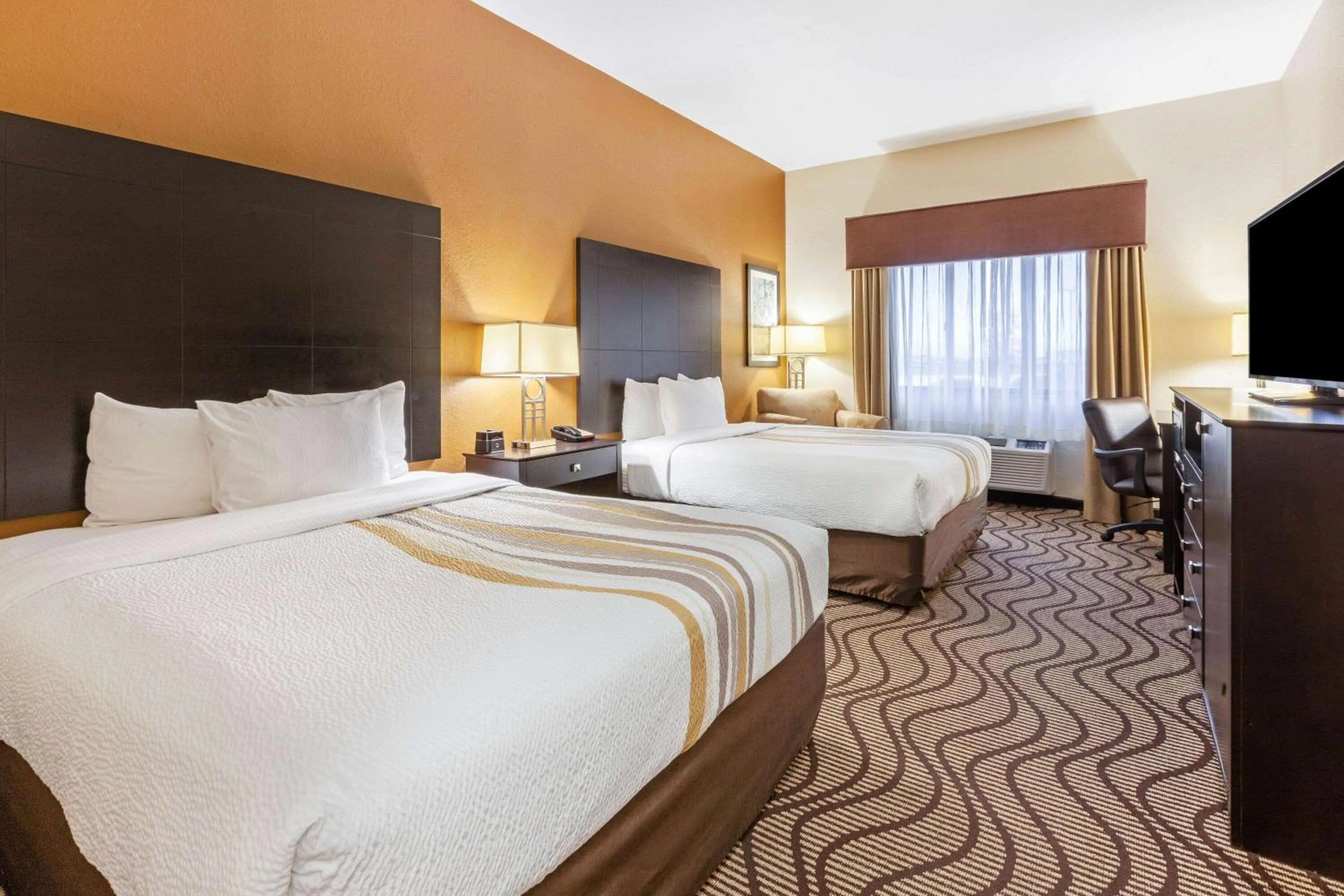 Photo of the whole room, Bed in La Quinta by Wyndham South Bend