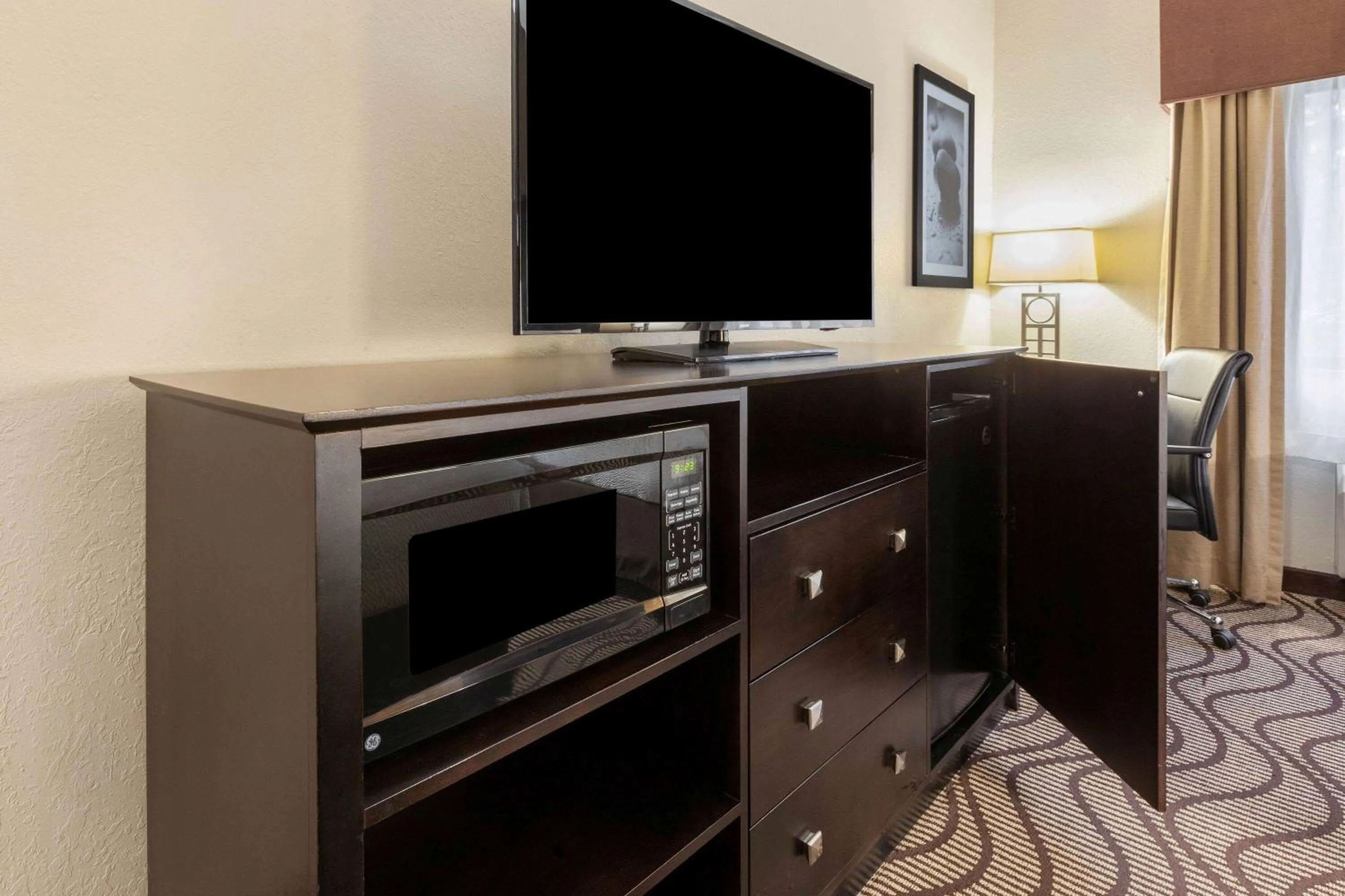 Photo of the whole room in La Quinta by Wyndham South Bend