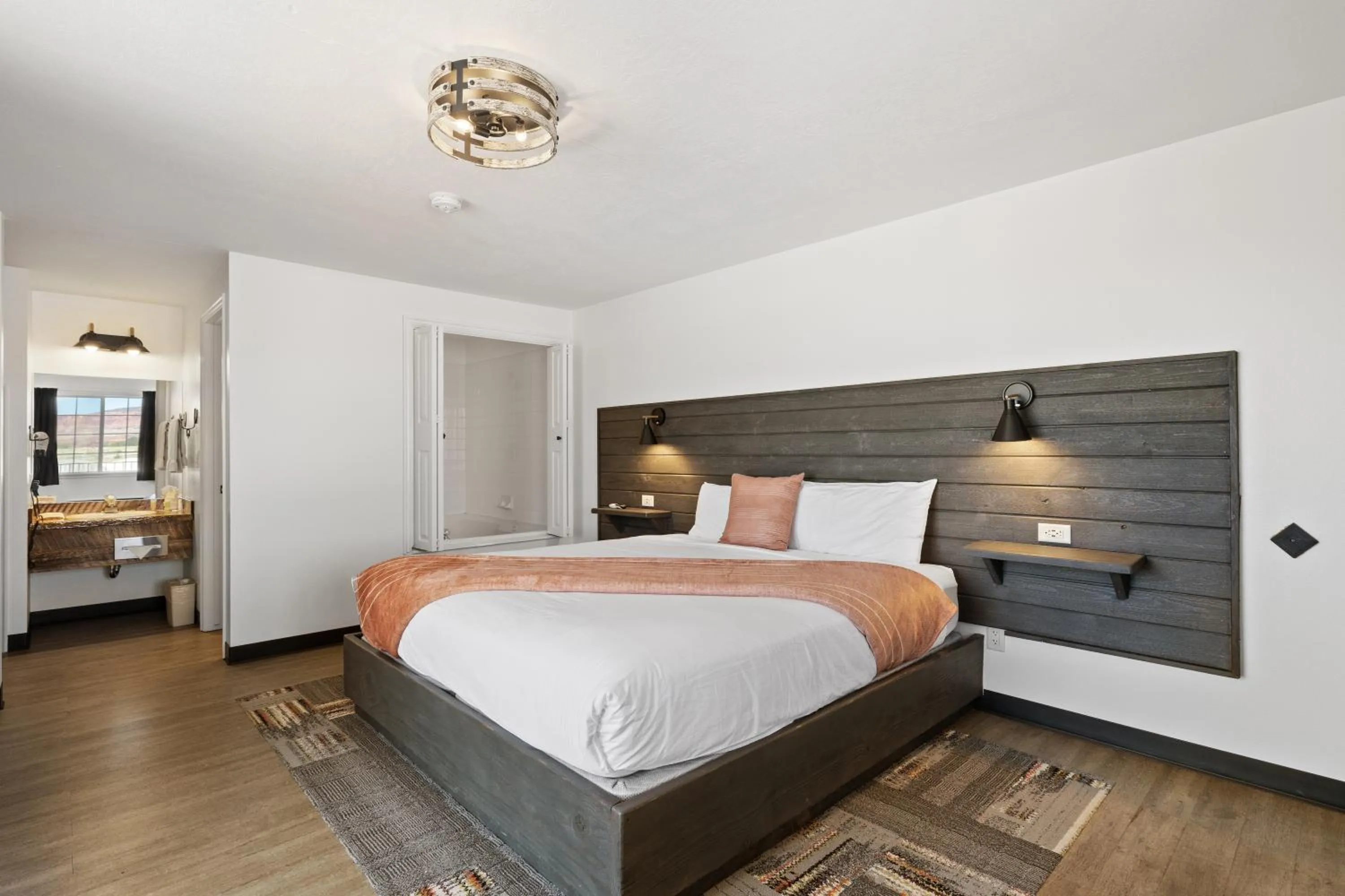 Bedroom, Bed in Broken Spur Inn & Steakhouse