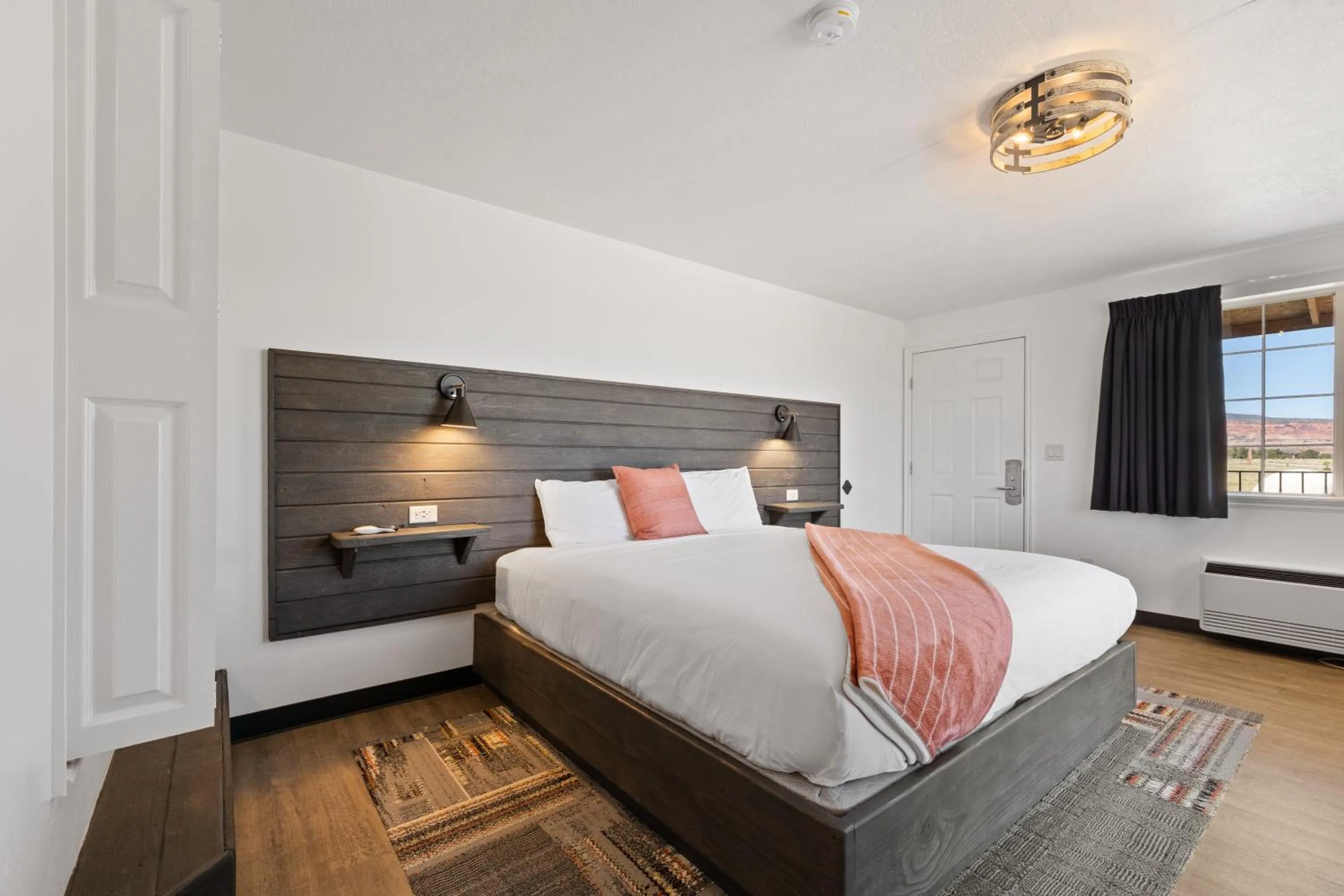 Bedroom, Bed in Broken Spur Inn & Steakhouse