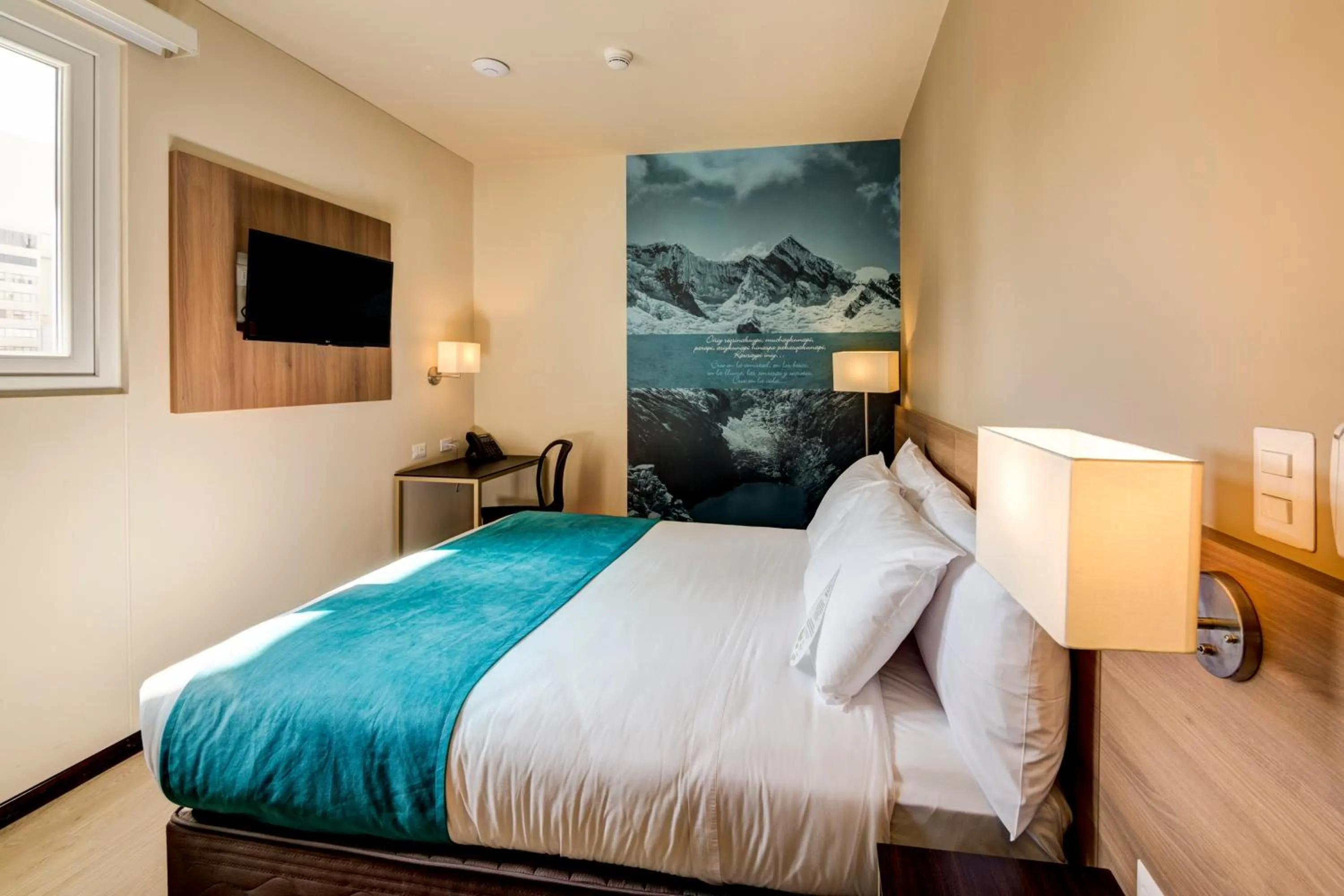 Photo of the whole room, Bed in Arawi Miraflores Express