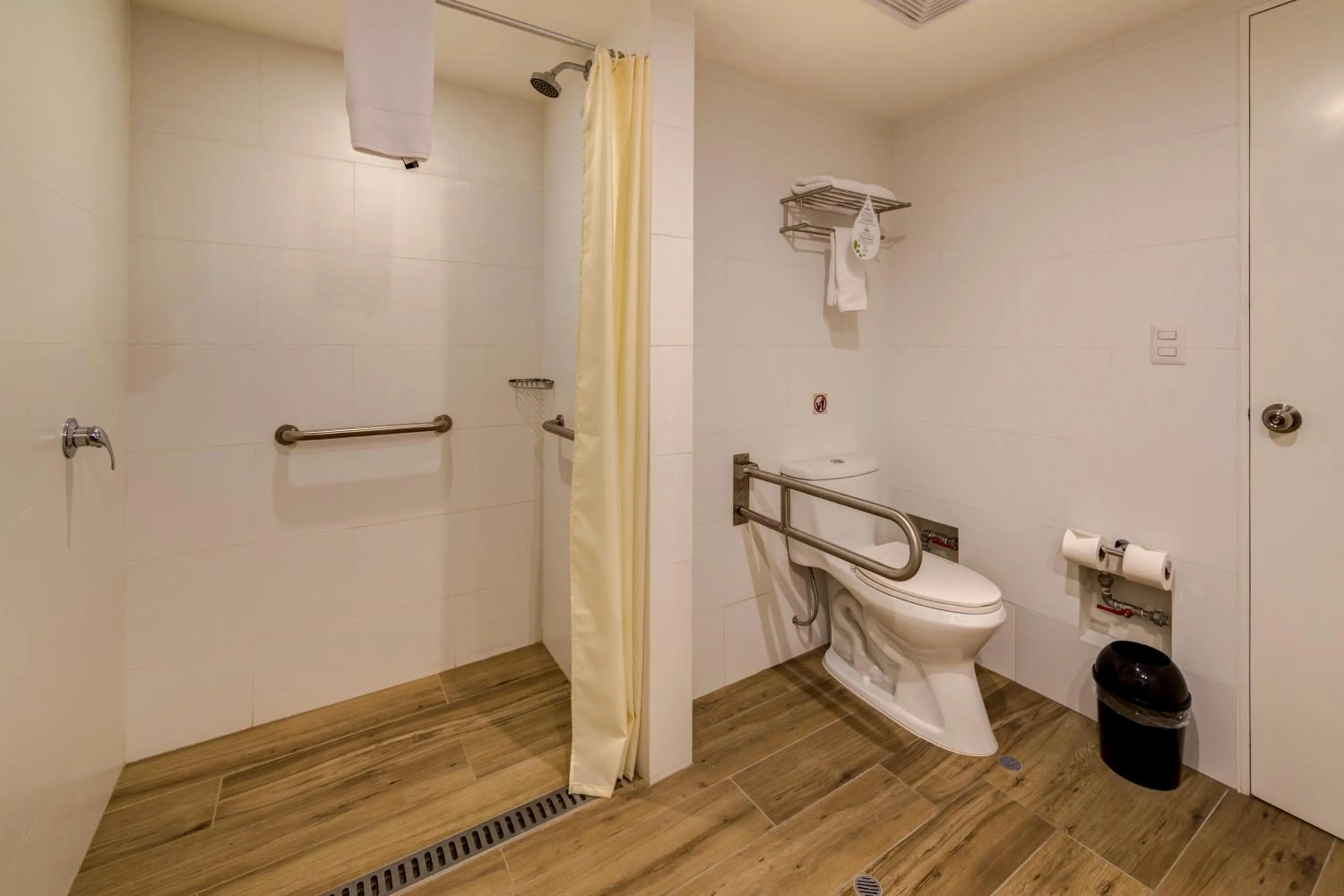 Bathroom in Arawi Miraflores Express