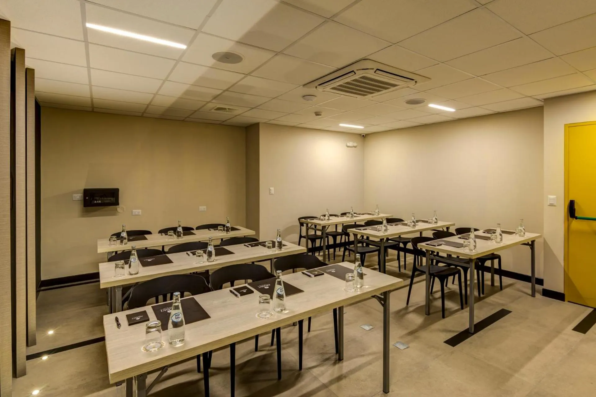 Business facilities in Arawi Miraflores Express