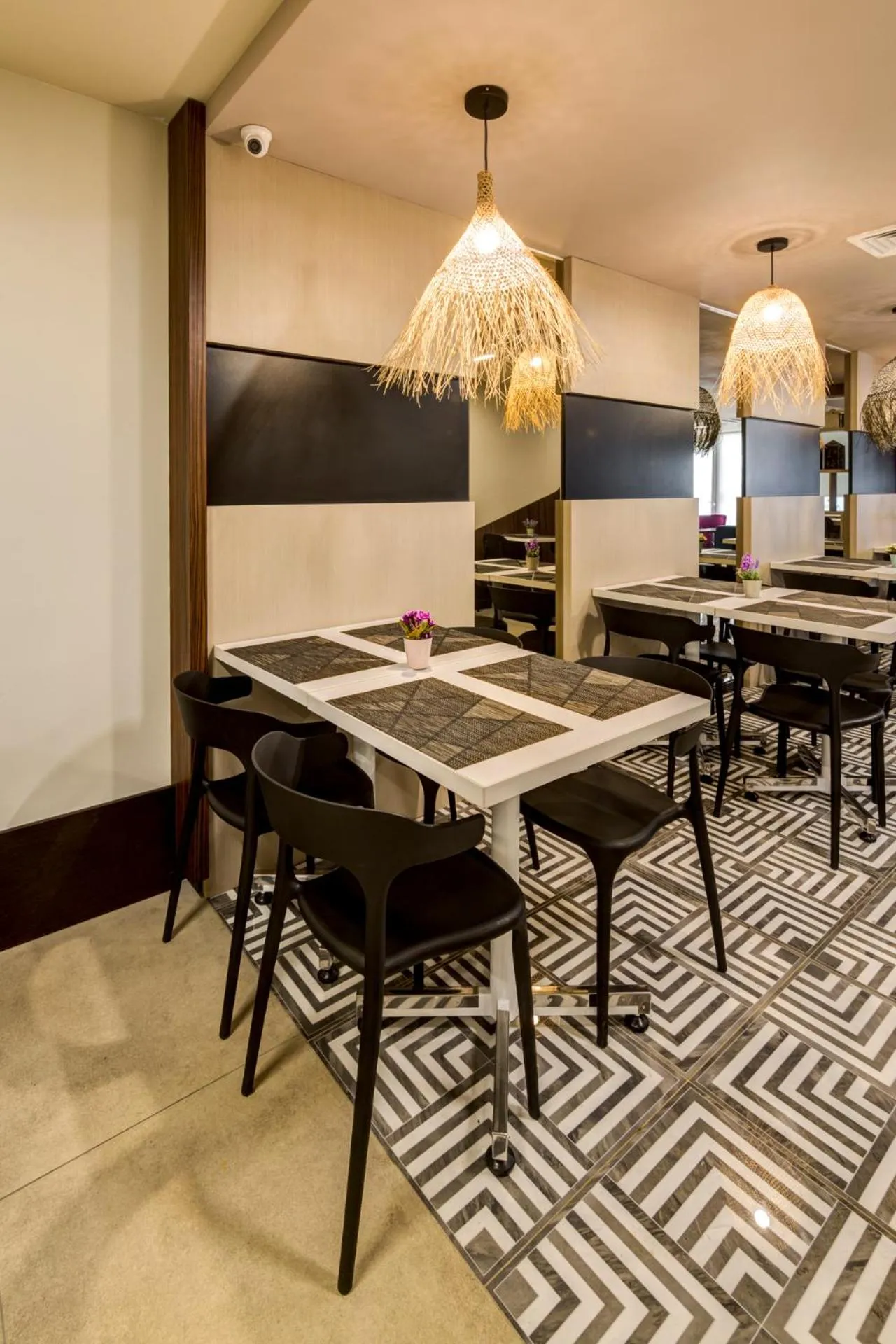 Dining area in Arawi Miraflores Express