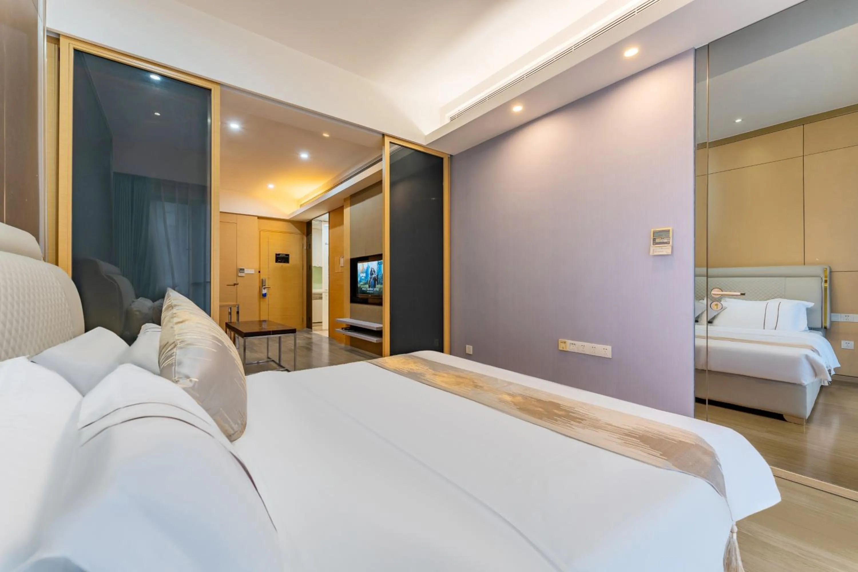 Photo of the whole room, Bed in Yicheng Pazhou Poly World Trade Centre Apartment