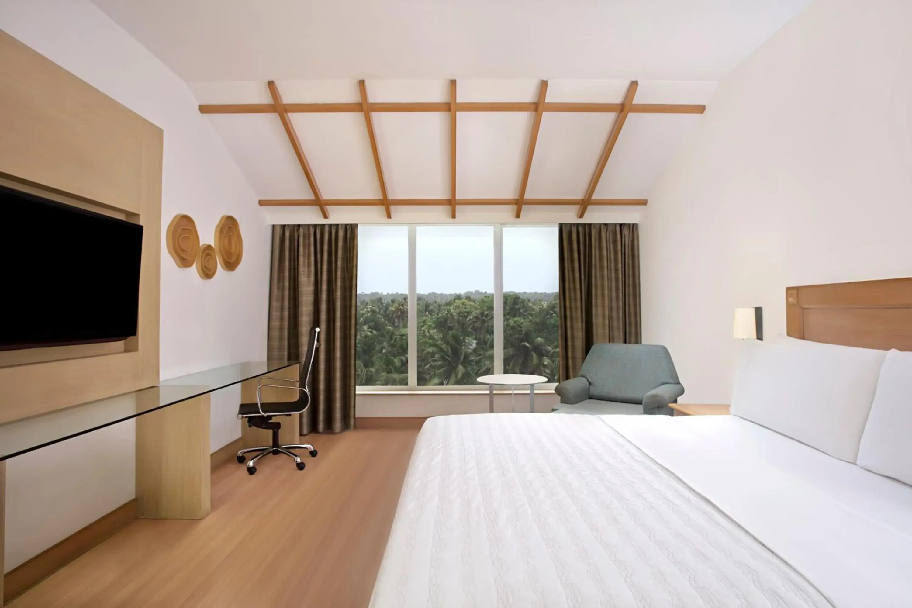 Deluxe King Room with 10% F & B discount in Le Meridien Kochi Deluxe King Room with 10% F & B discount in Le Meridien Kochi