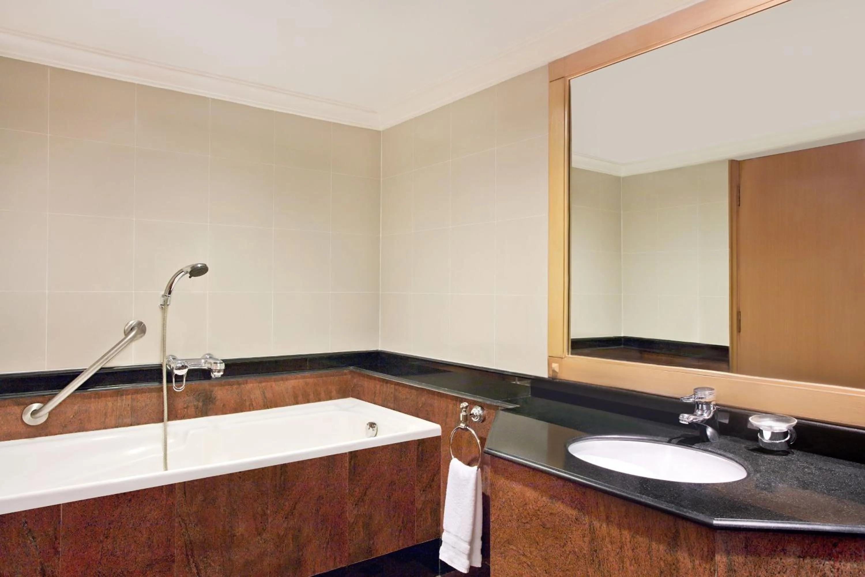 Bathroom in Le Meridien Kochi