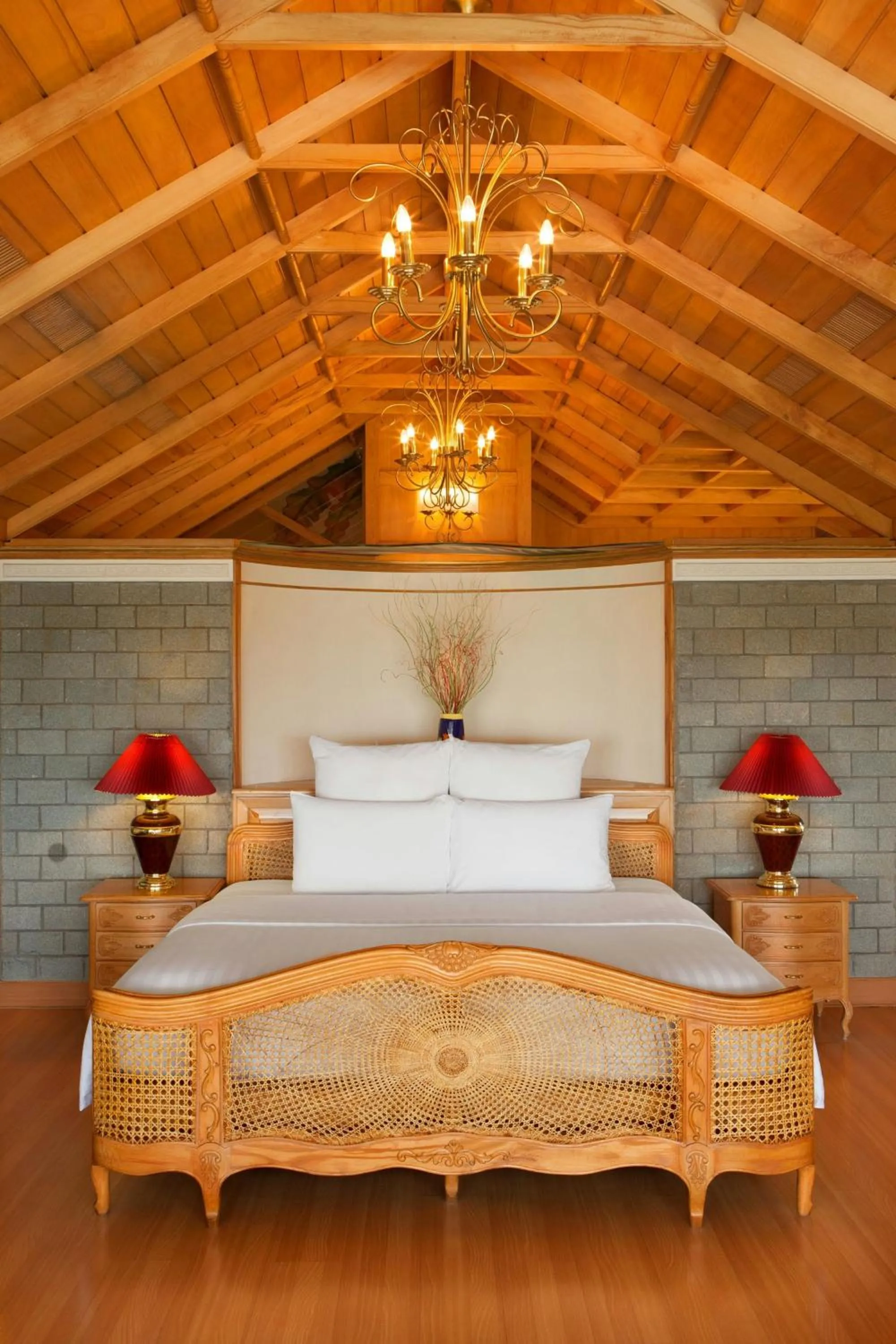 Photo of the whole room, Bed in Le Meridien Kochi