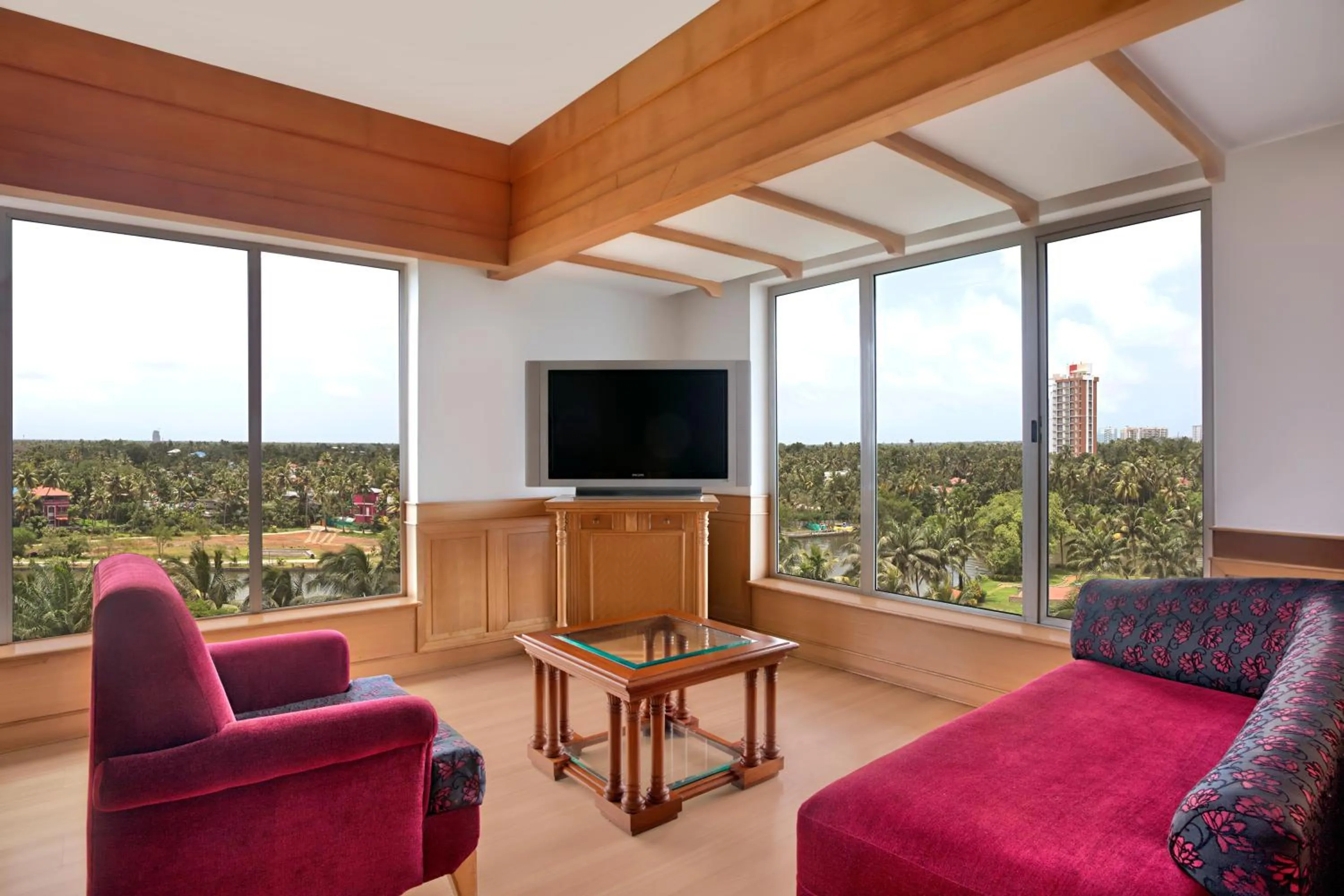 Living room in Le Meridien Kochi