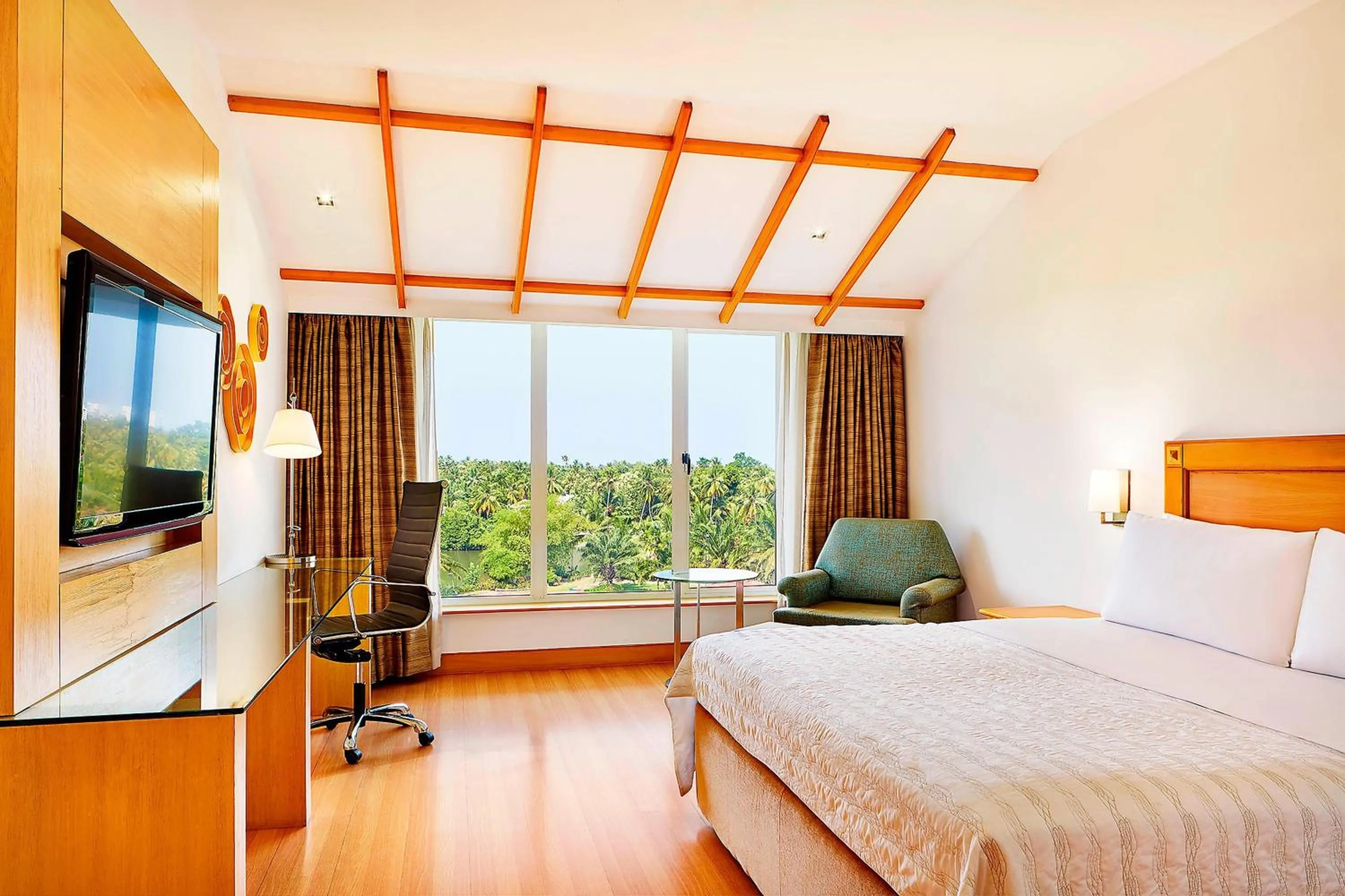 Photo of the whole room, Bed in Le Meridien Kochi