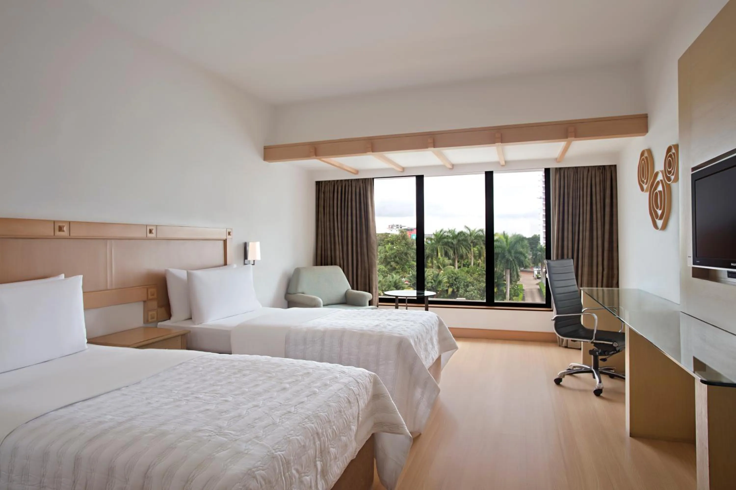 Photo of the whole room, Bed in Le Meridien Kochi