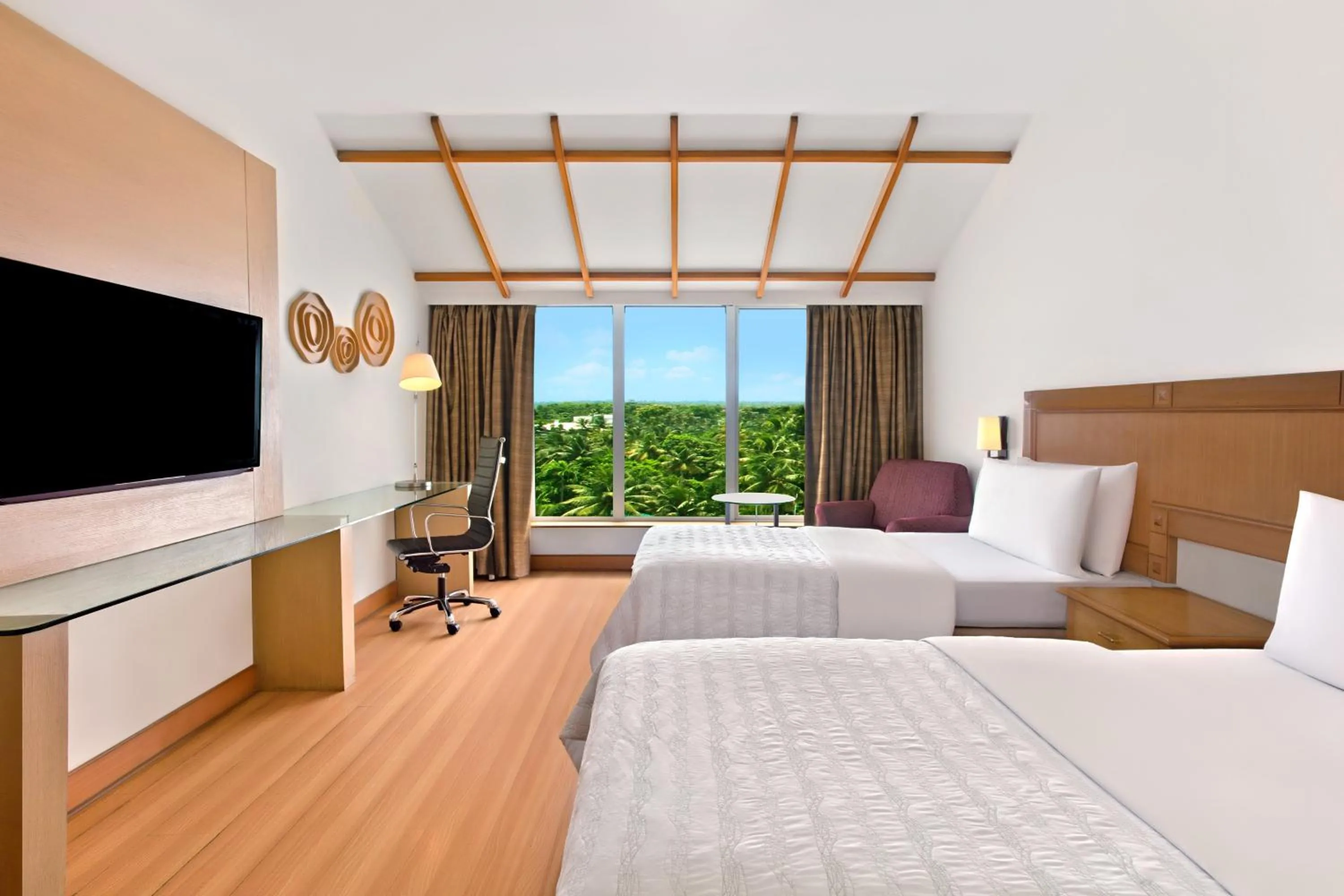 Photo of the whole room, Bed in Le Meridien Kochi