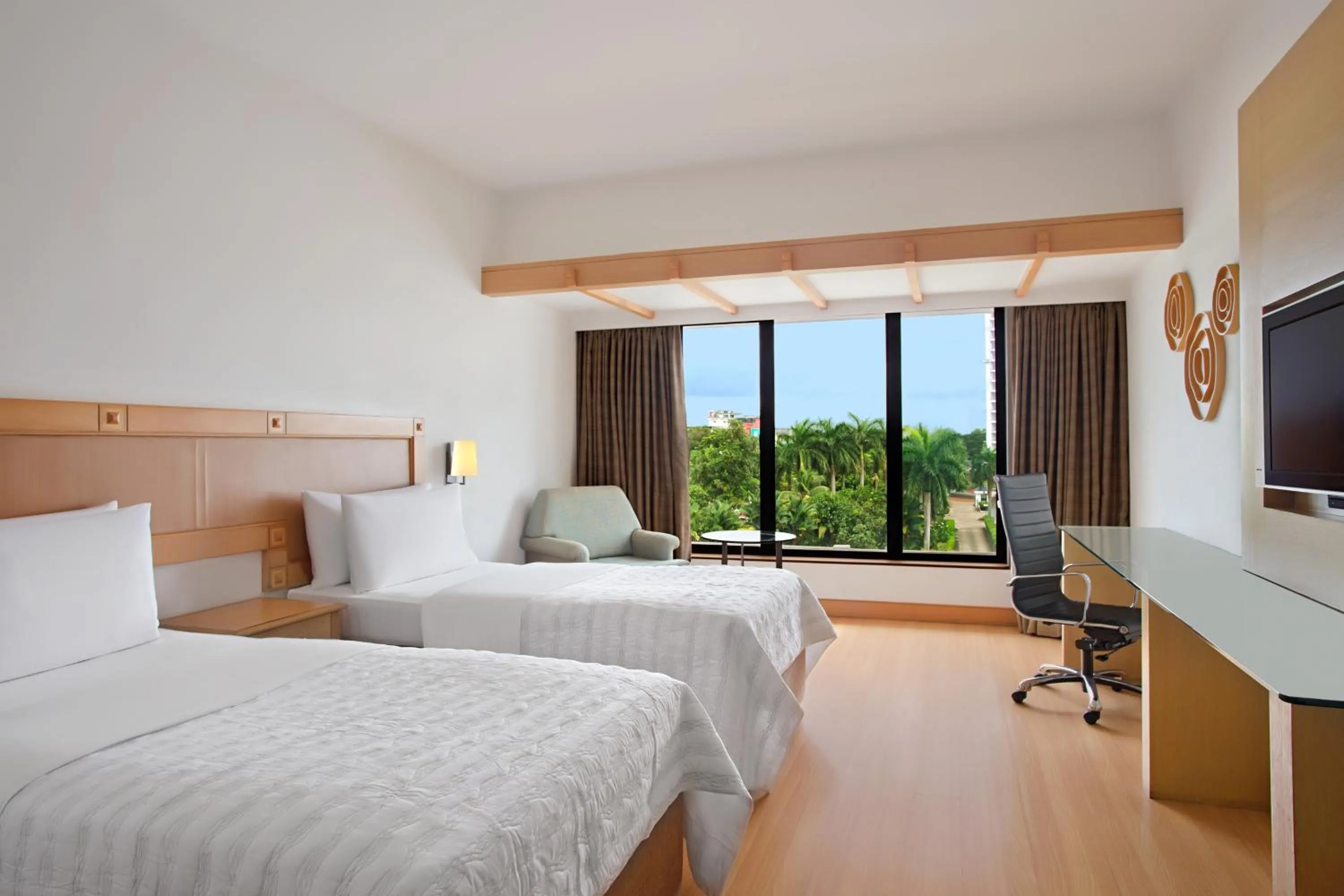 Photo of the whole room, Bed in Le Meridien Kochi