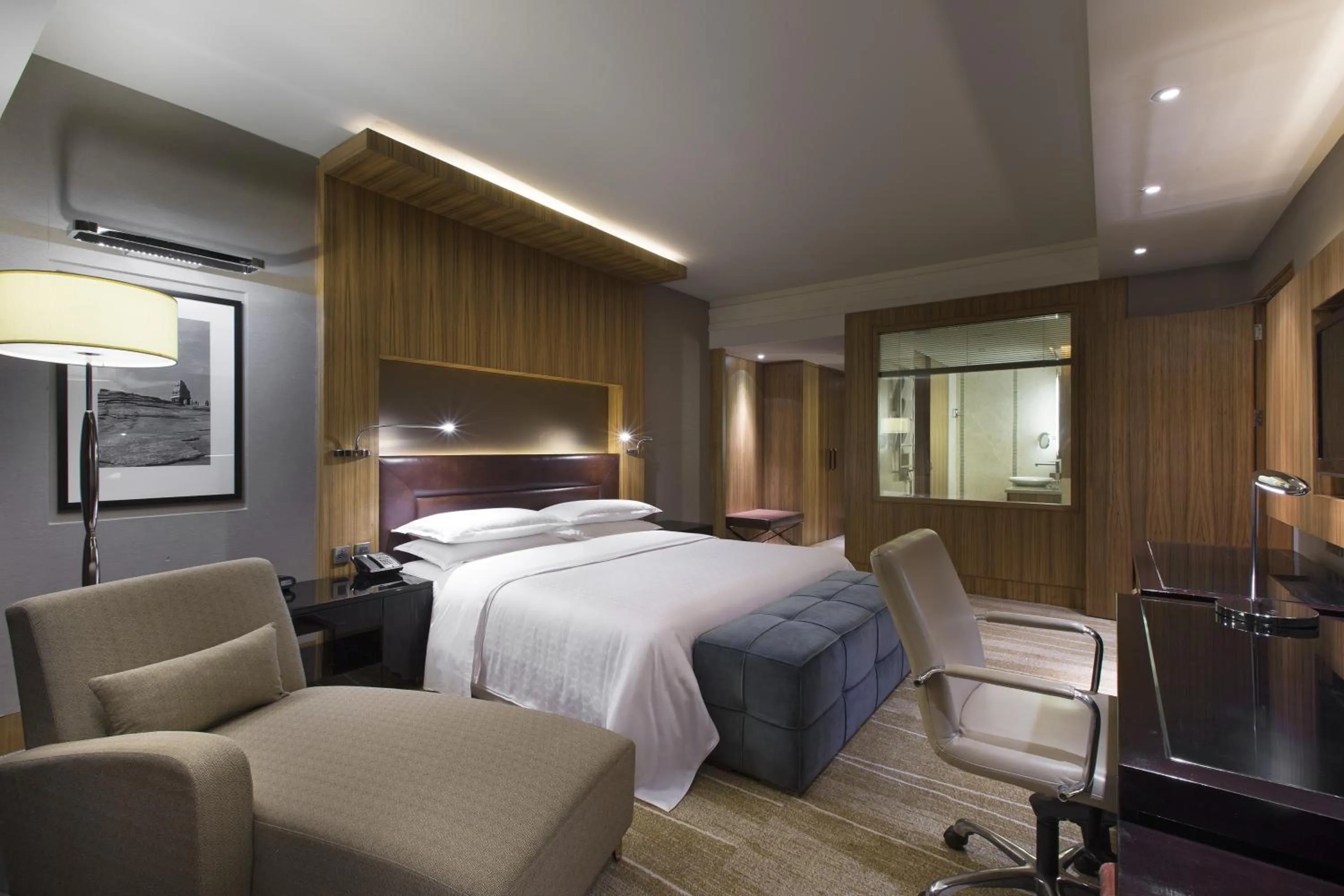 Bedroom, Bed in Sheraton Grand Bangalore Hotel at Brigade Gateway