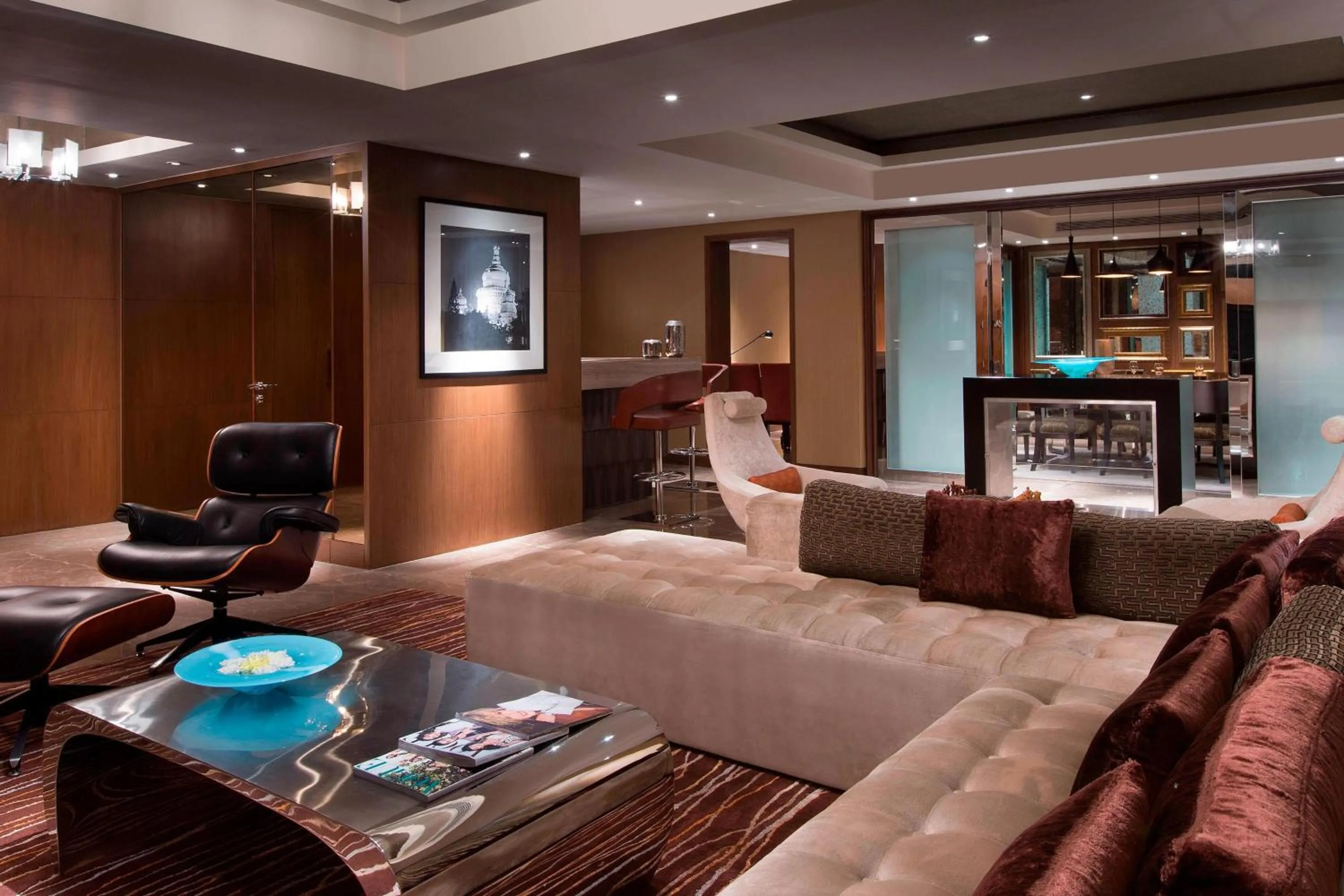 Living room in Sheraton Grand Bangalore Hotel at Brigade Gateway