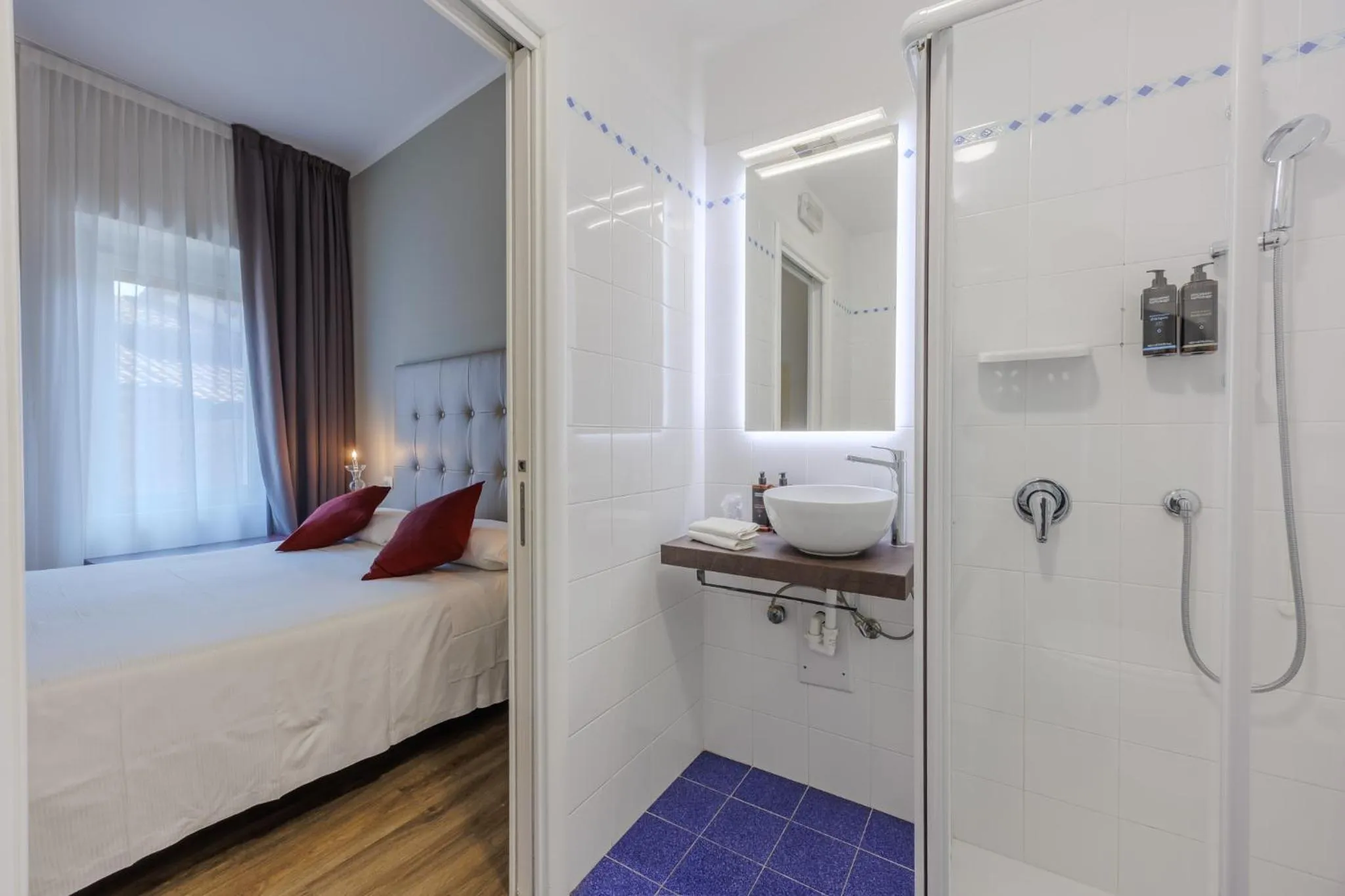 Bathroom, Bed in Hotel Degli Oleandri