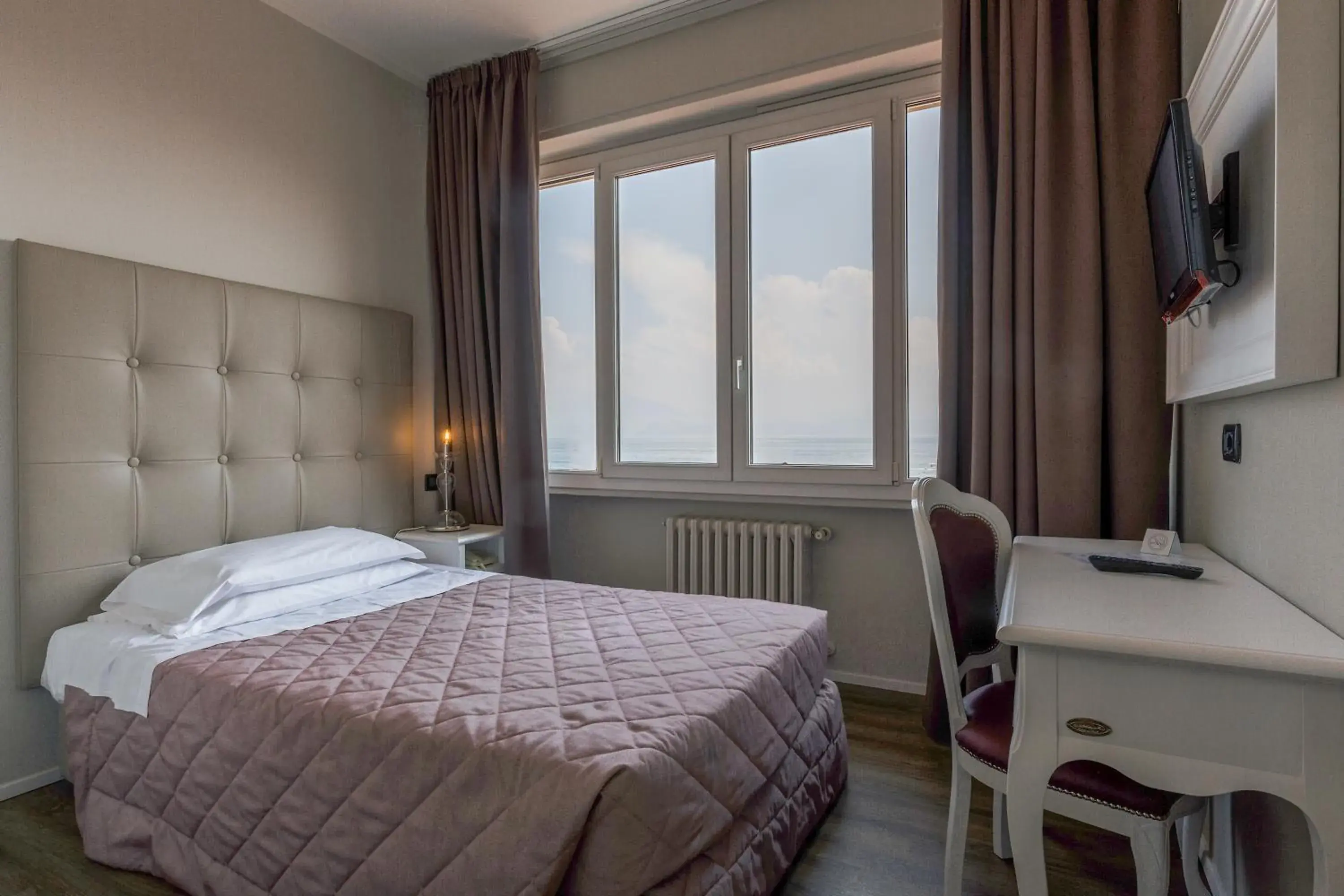 Single Room with Lake View in Hotel Degli Oleandri Single Room with Lake View in Hotel Degli Oleandri