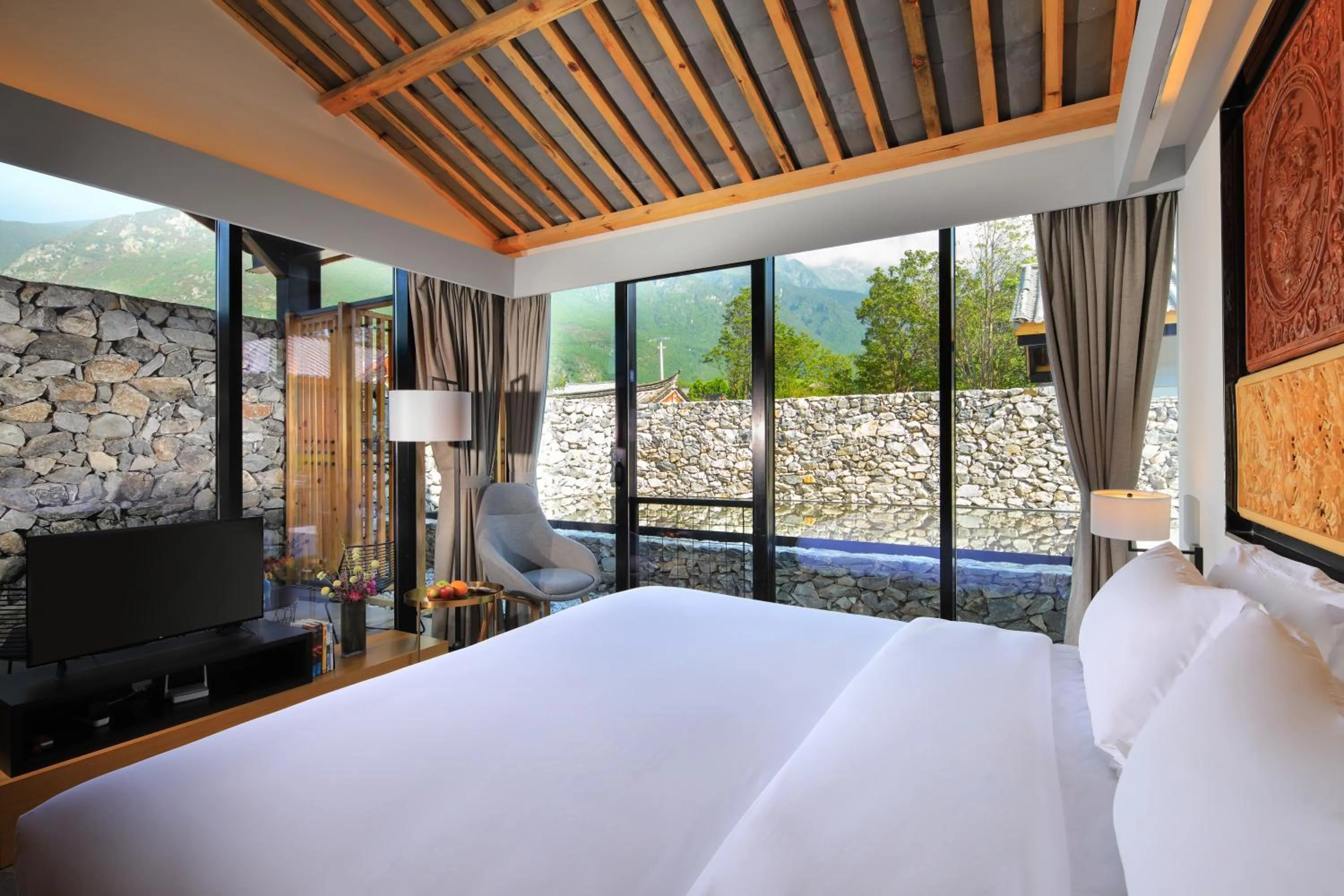 Photo of the whole room, Bed in The Rock Hotel