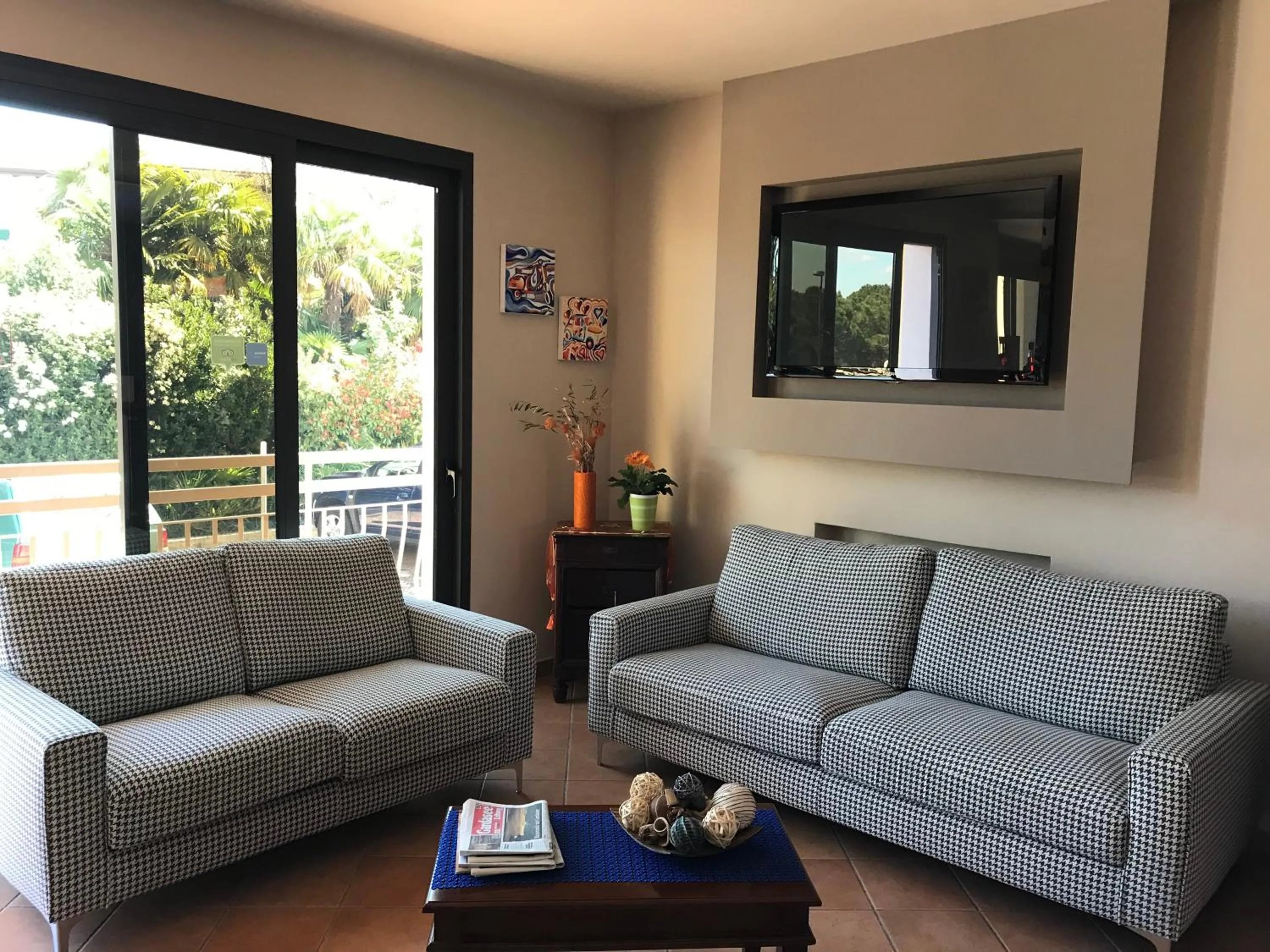 Communal lounge/ TV room in Hotel Villa Rosa