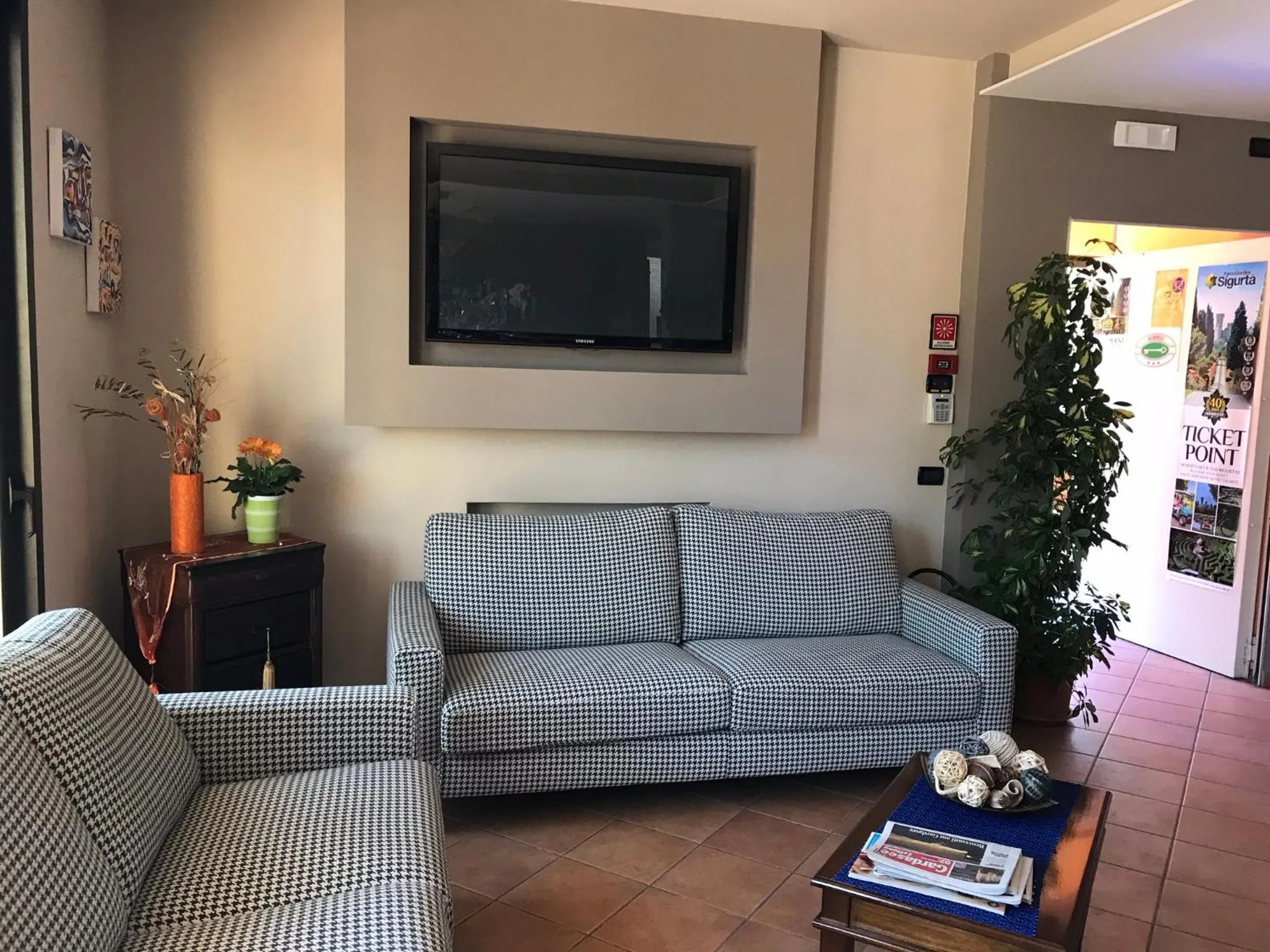 Communal lounge/ TV room in Hotel Villa Rosa