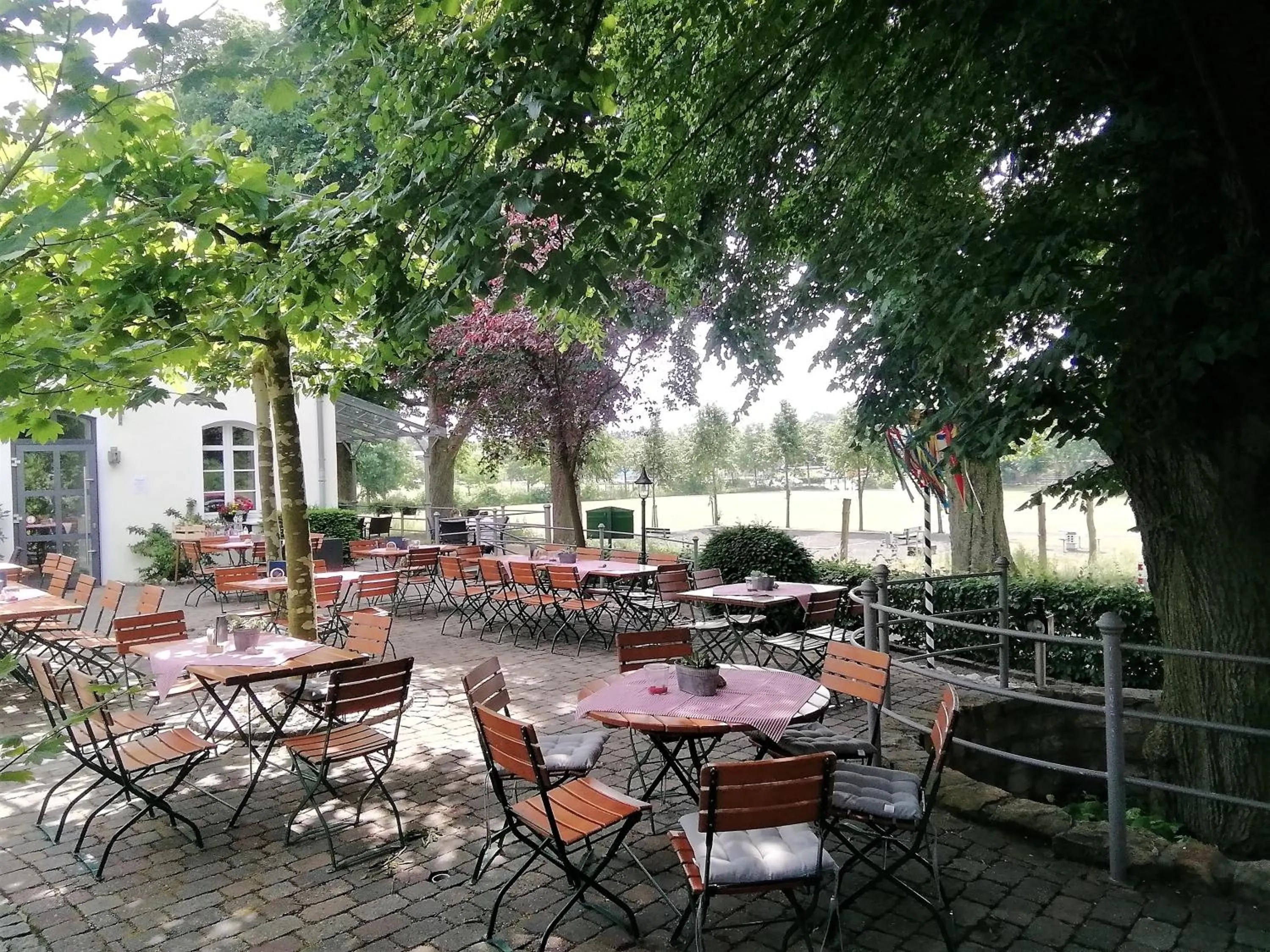 Restaurant/places to eat in Hotel Xtra Gleis