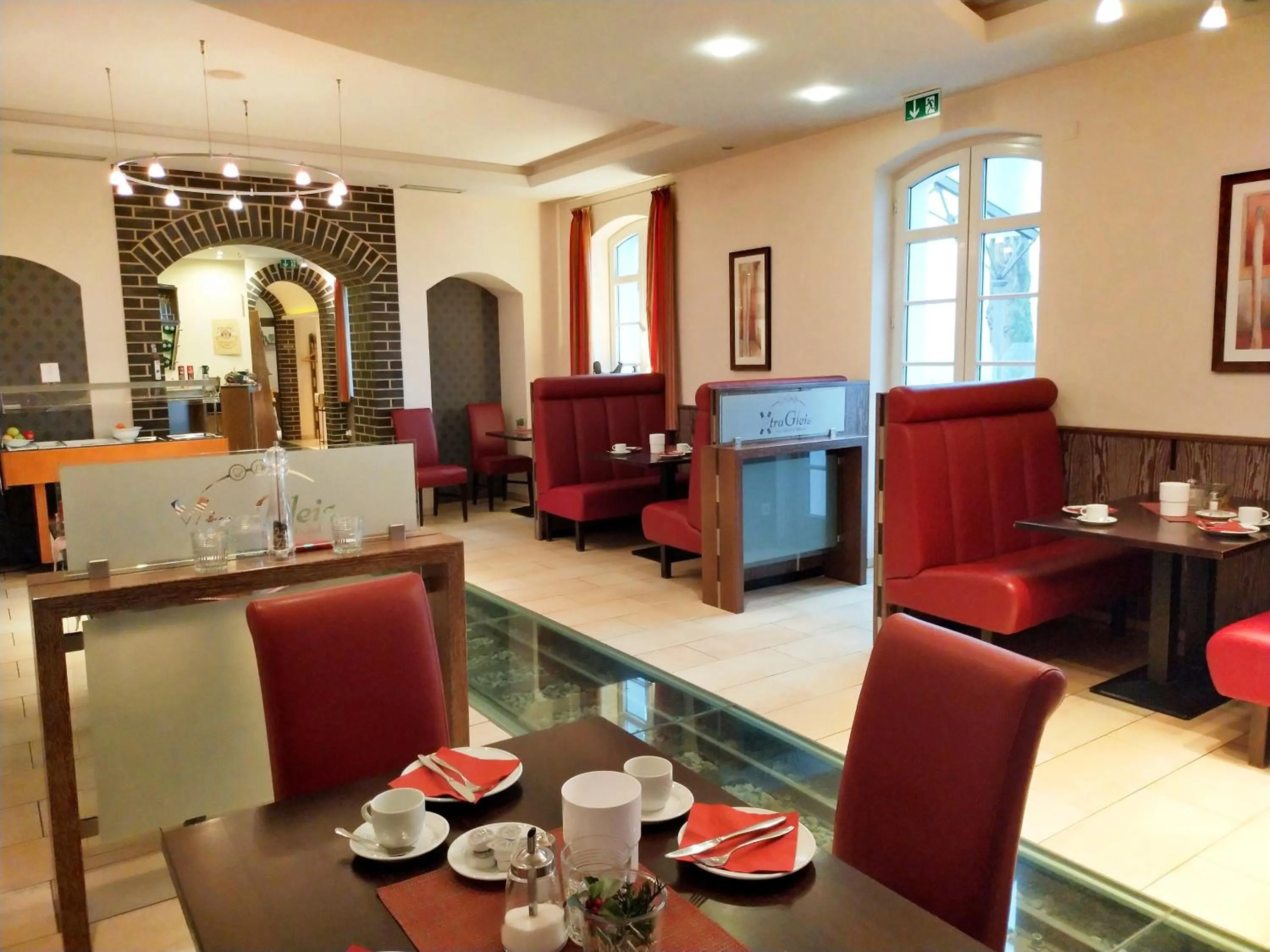Restaurant/places to eat in Hotel Xtra Gleis
