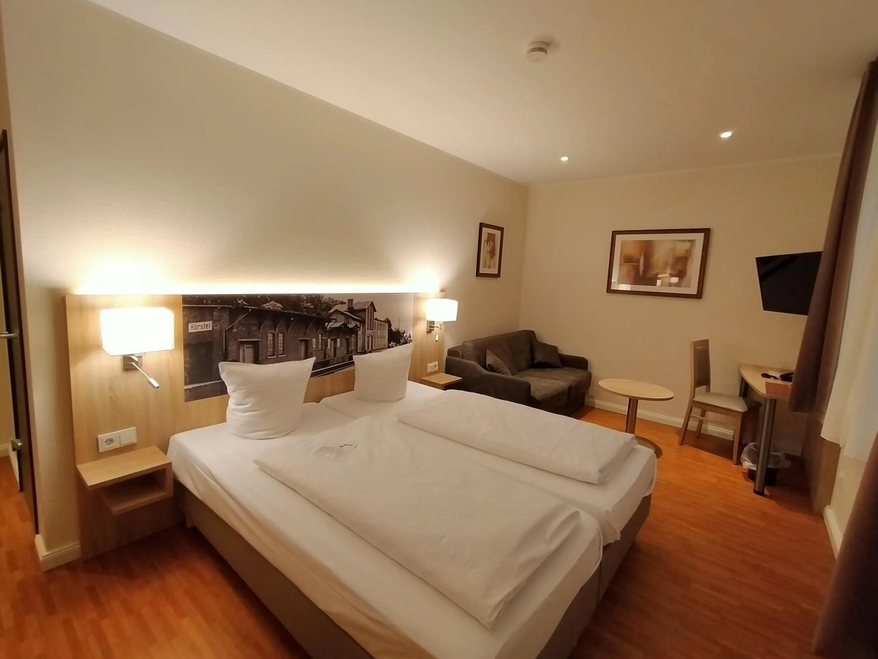 Photo of the whole room, Bed in Hotel Xtra Gleis