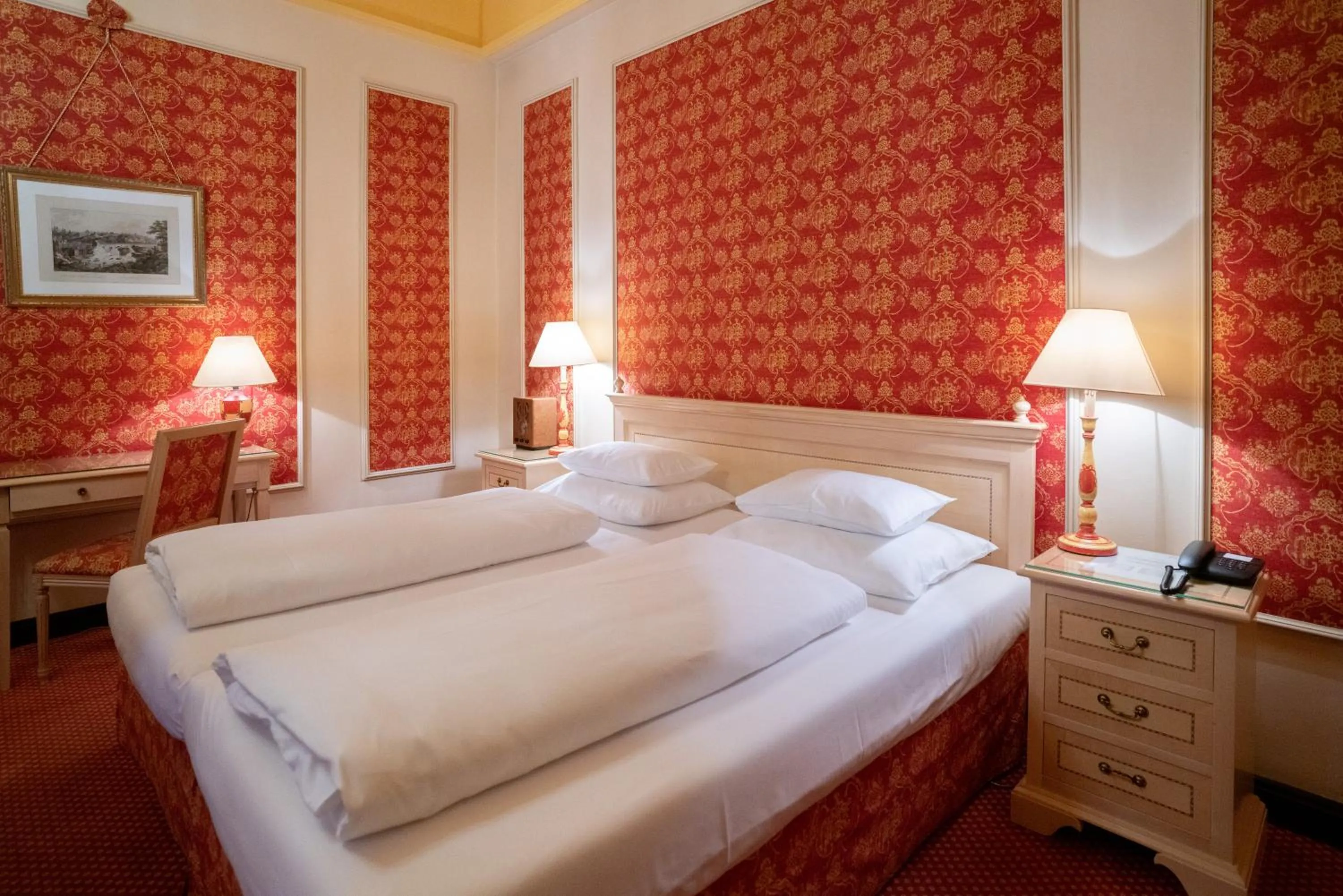 Photo of the whole room, Bed in Hotel König von Ungarn