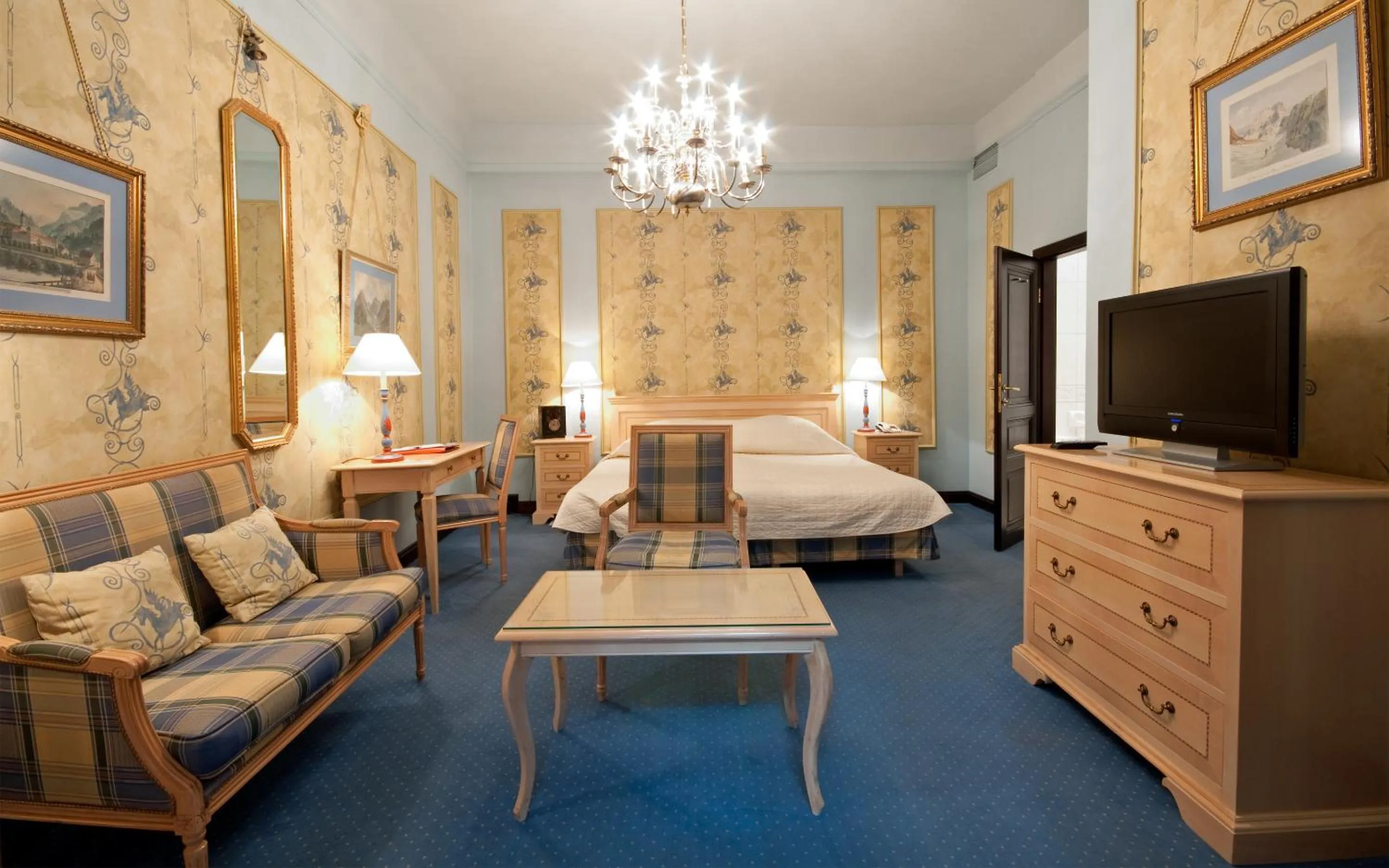 Photo of the whole room, Bed in Hotel König von Ungarn