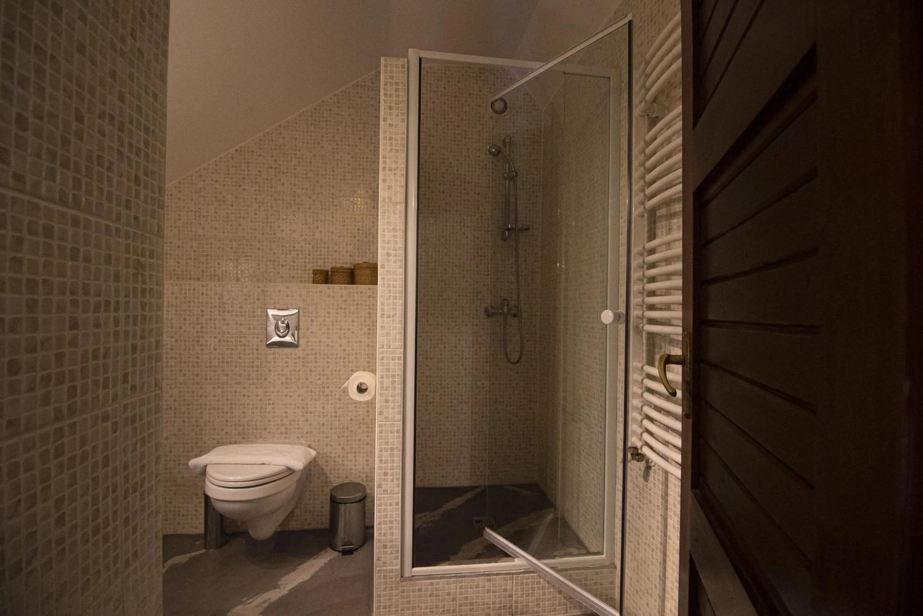 Shower in Jégverem Fogadó