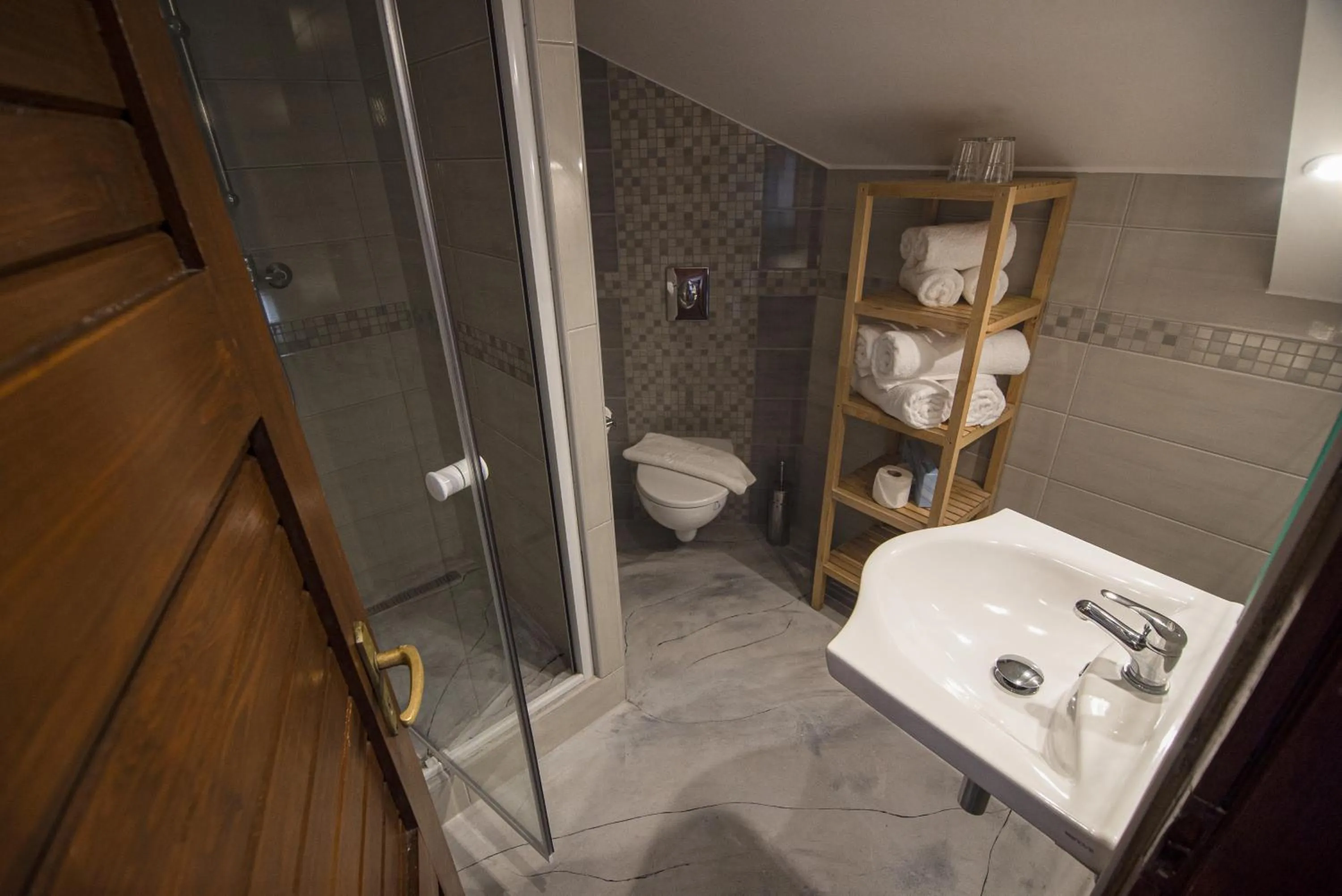 Shower in Jégverem Fogadó