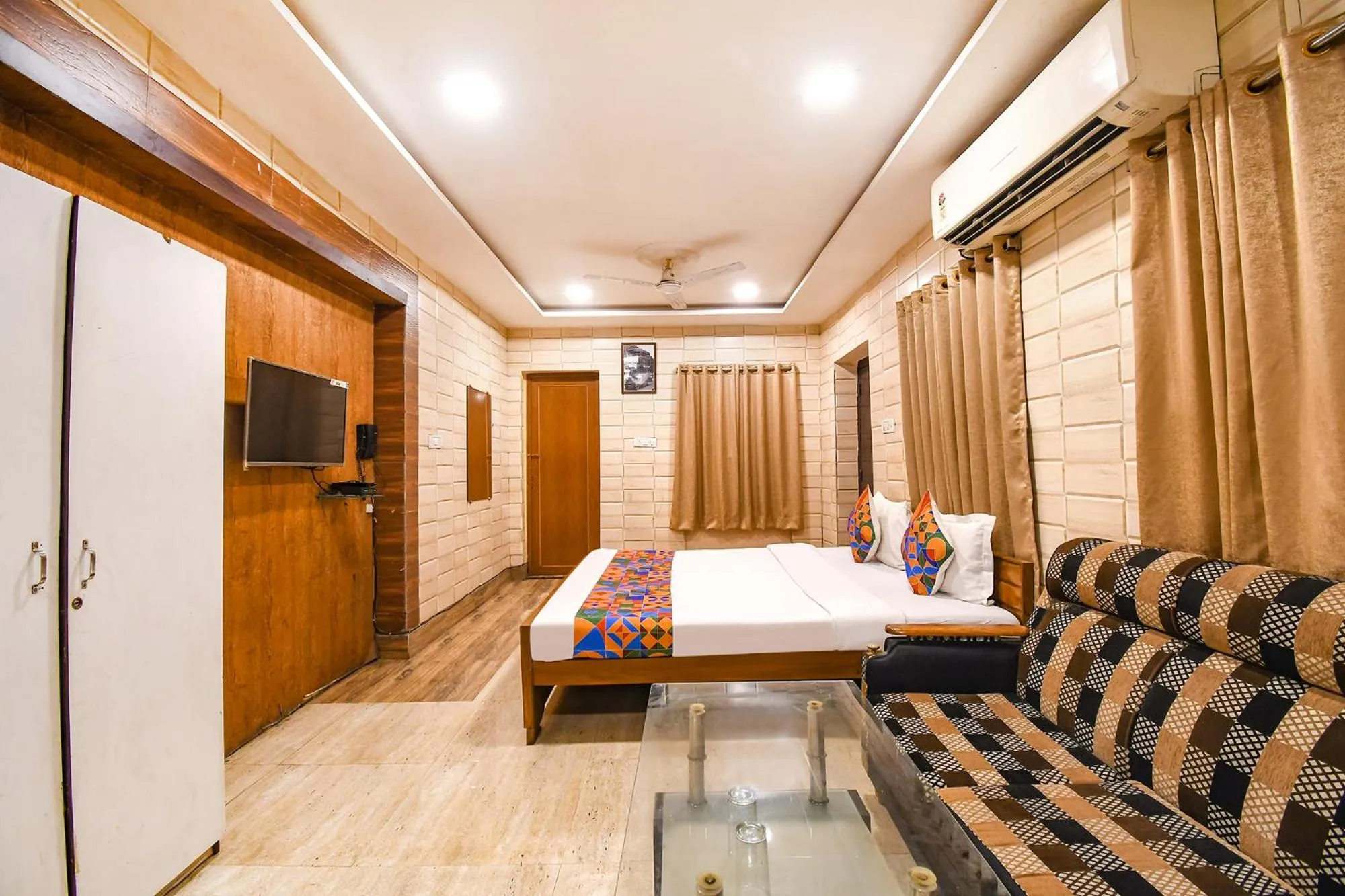 Bed in FabHotel Golden Suites - Nr Park Circus 7 point