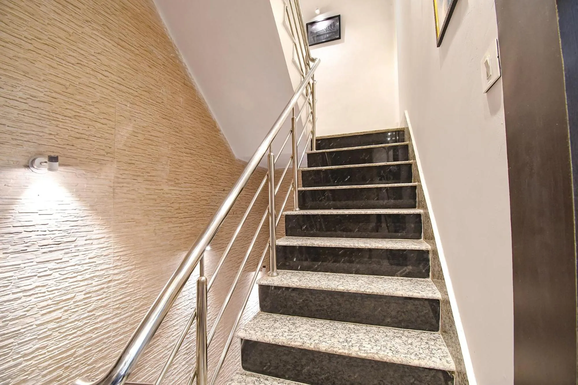 Lobby or reception in FabHotel Golden Suites - Nr Park Circus 7 point