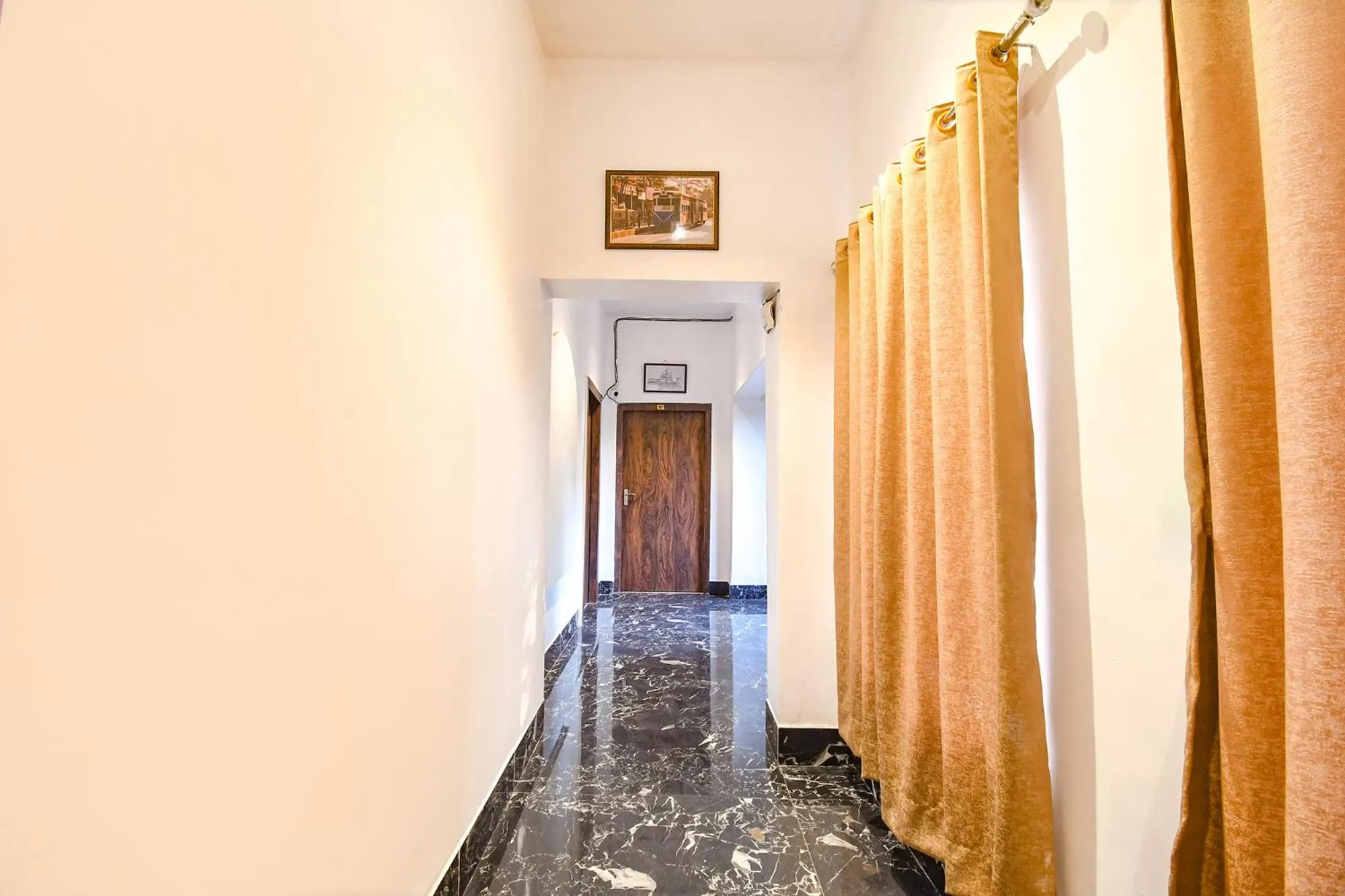 Lobby or reception in FabHotel Golden Suites - Nr Park Circus 7 point