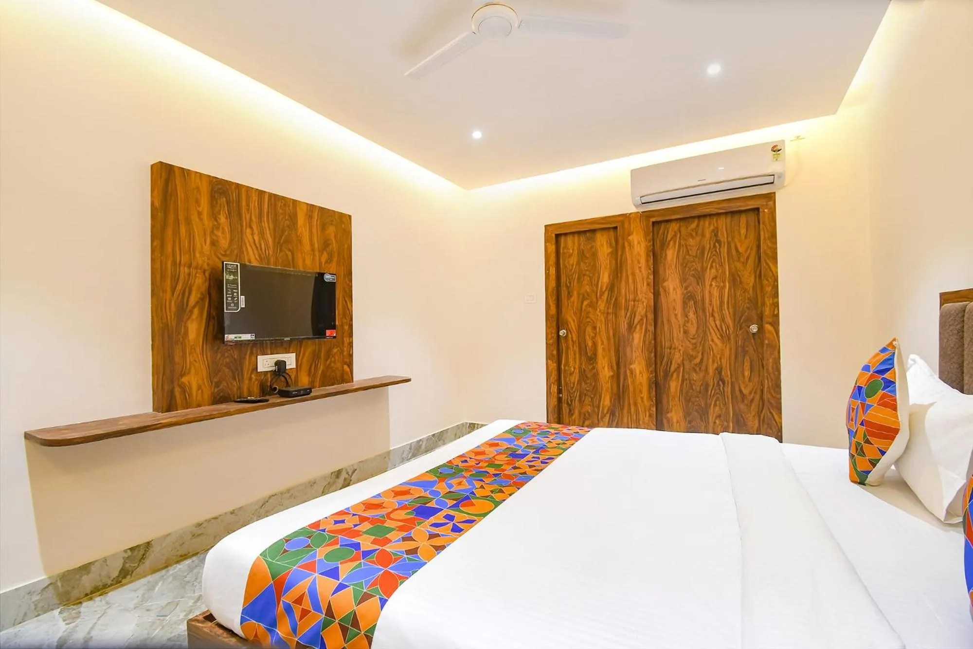 Bed in FabHotel Golden Suites - Nr Park Circus 7 point