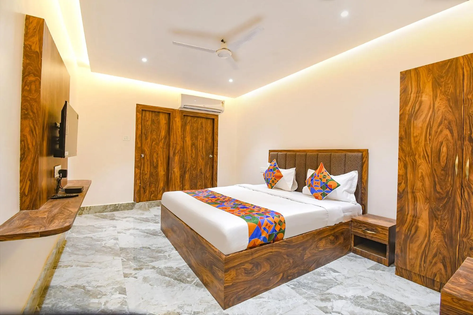 Bed in FabHotel Golden Suites - Nr Park Circus 7 point