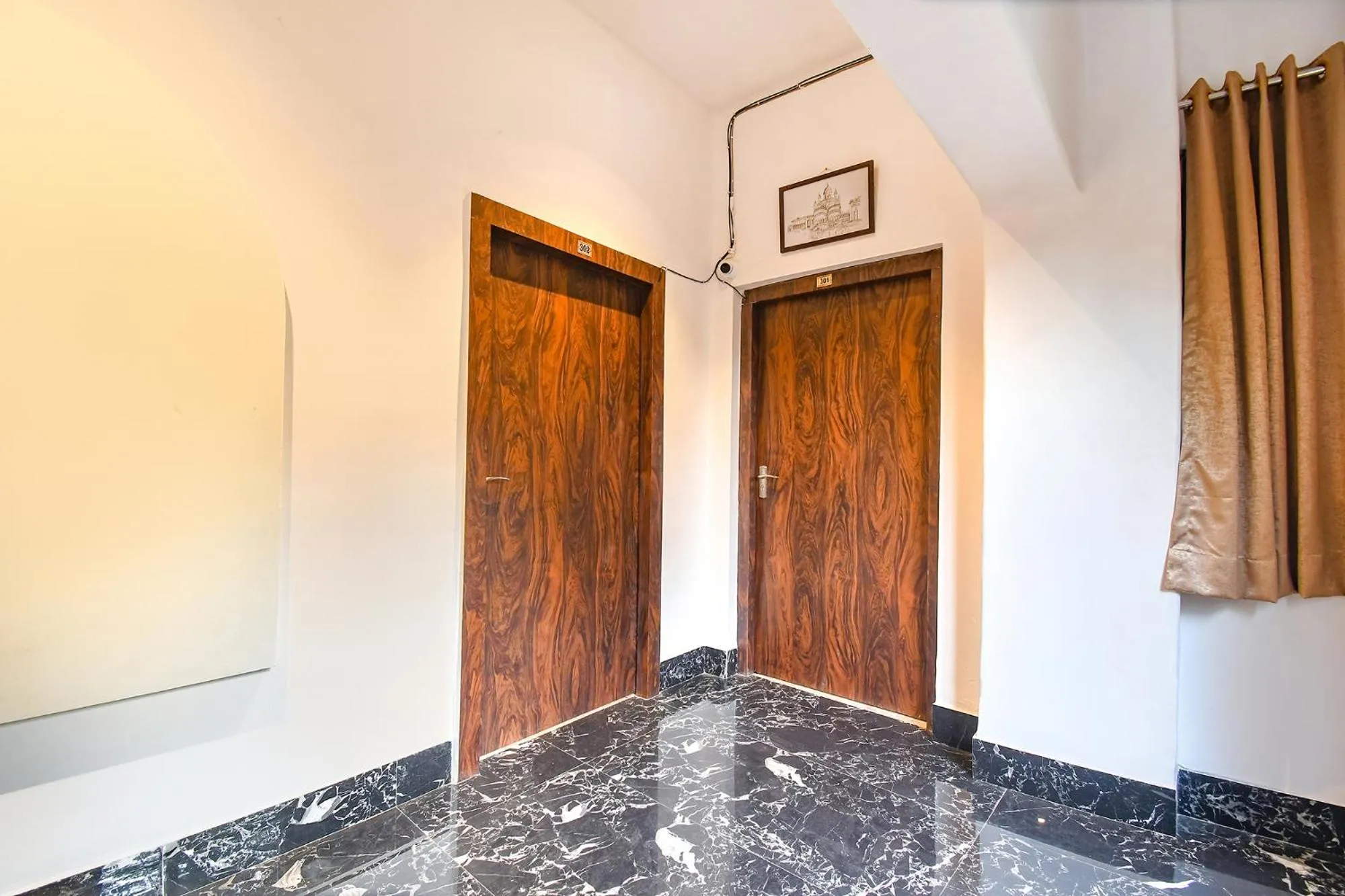 Lobby or reception in FabHotel Golden Suites - Nr Park Circus 7 point