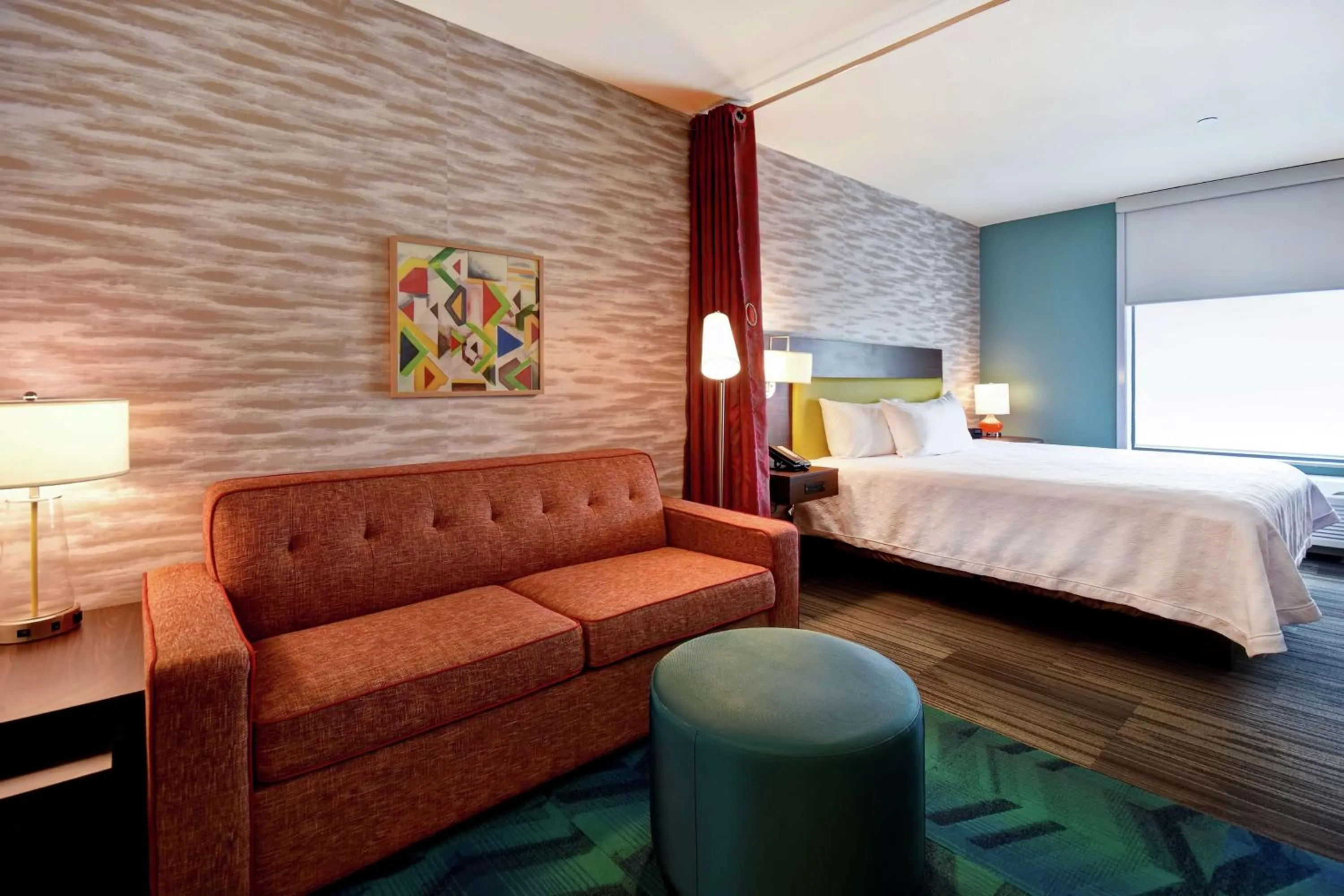 Living room, Bed in Home2 Suites By Hilton Amherst Buffalo