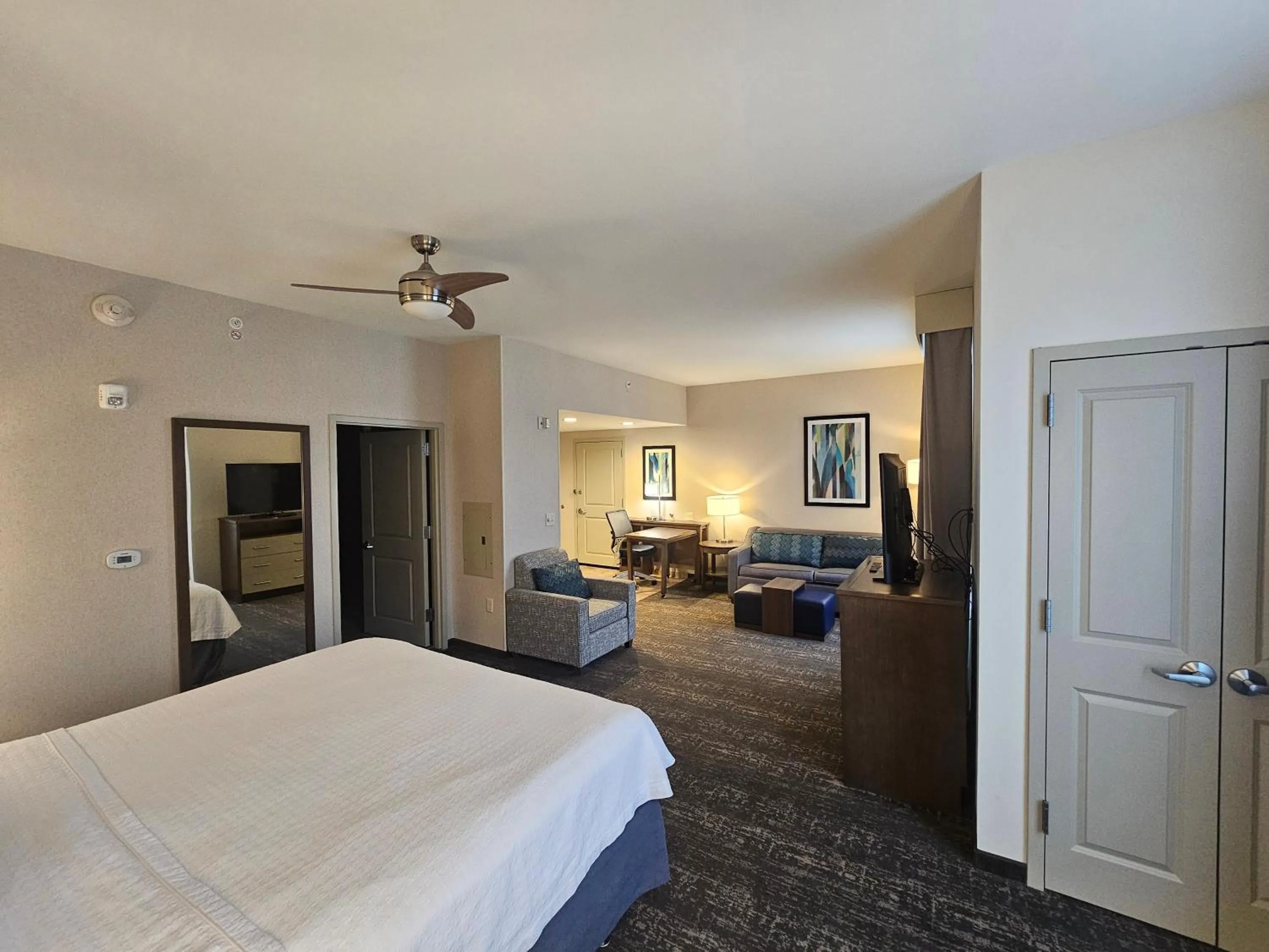 Living room, Bed in Homewood Suites By Hilton Poughkeepsie