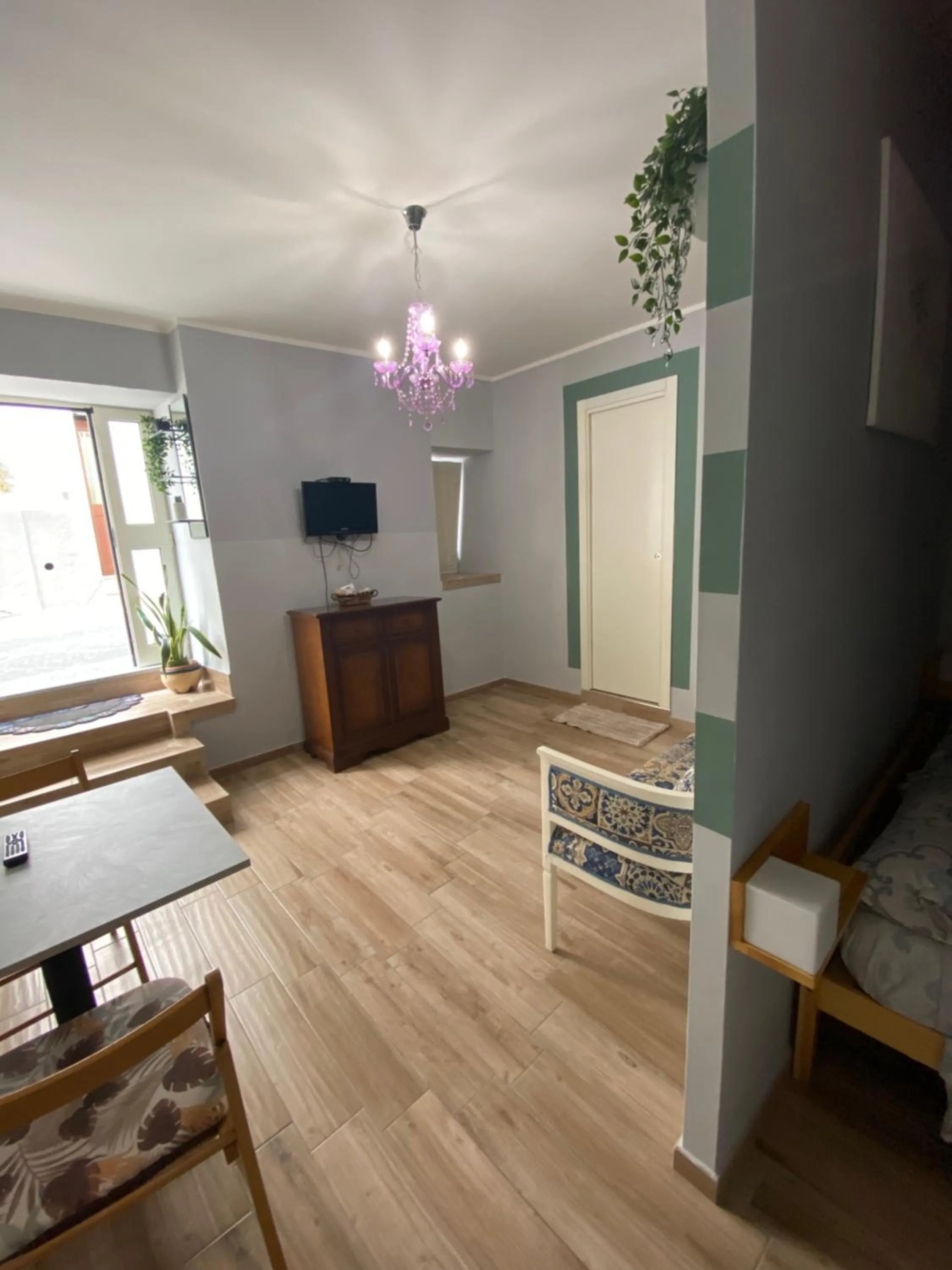 Communal lounge/ TV room in Suite 01