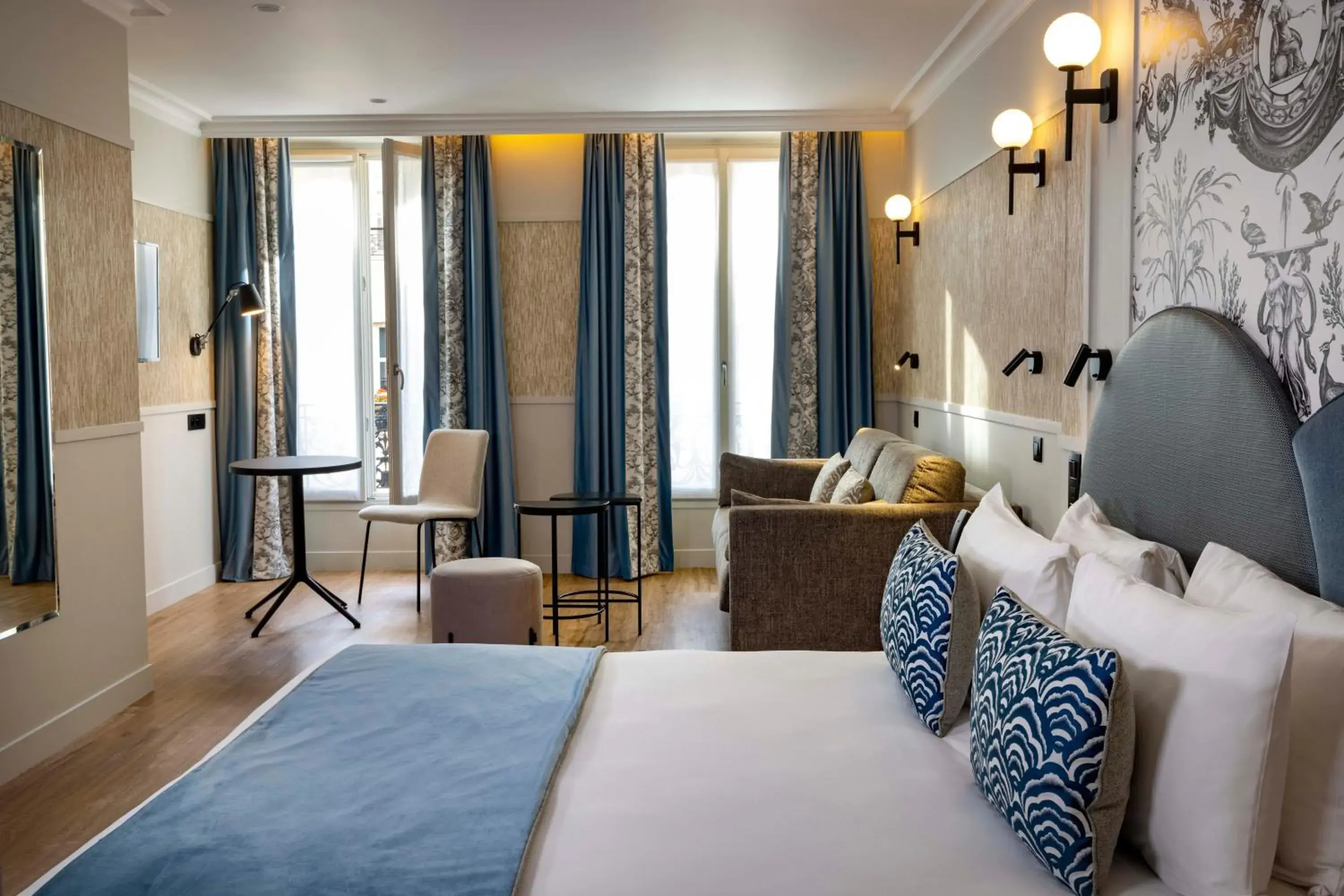 Prestige Quadruple Suite with bath and street side in Grand Hôtel Lévêque Prestige Quadruple Suite with bath and street side in Grand Hôtel Lévêque