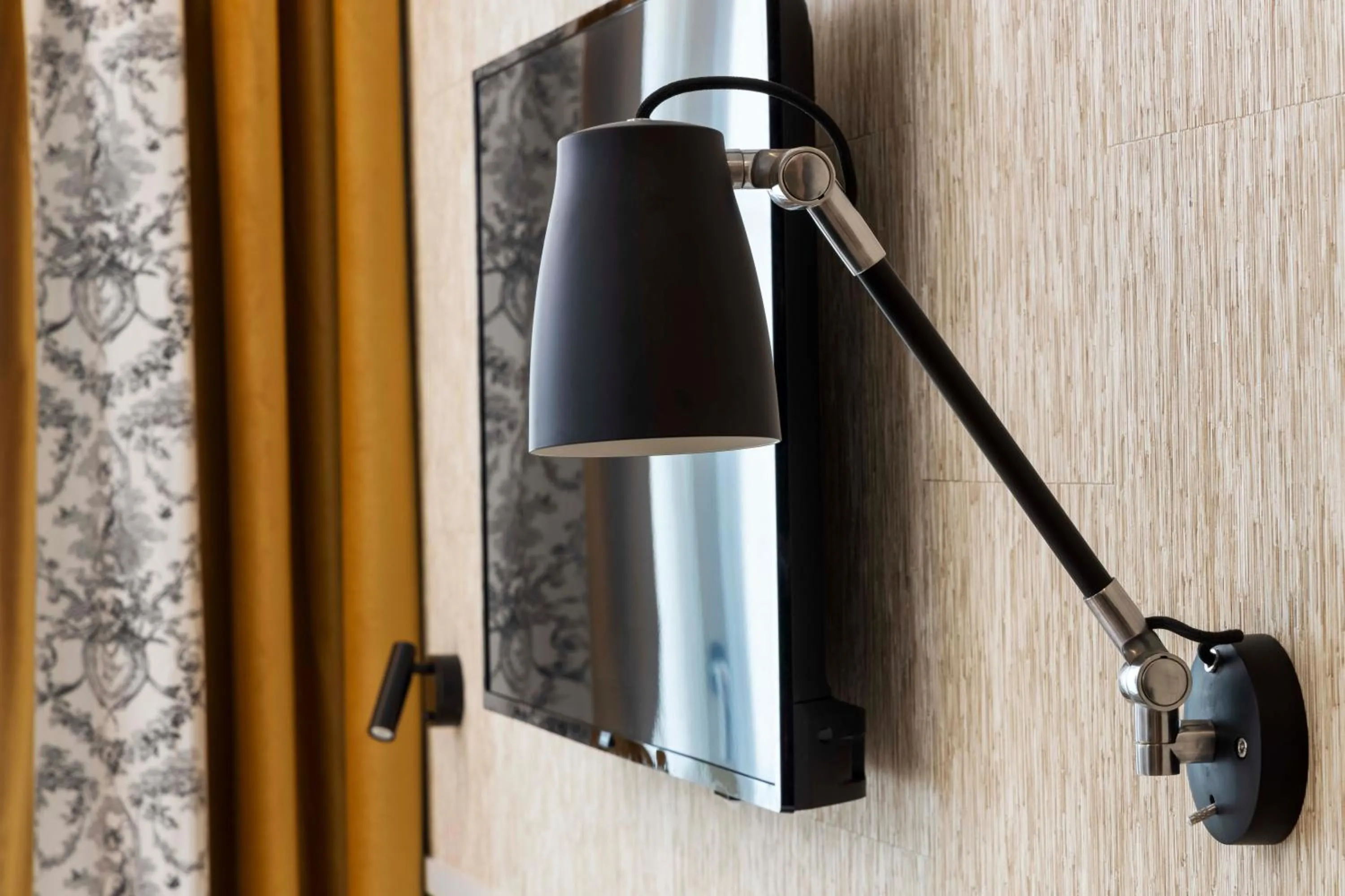 TV and multimedia in Grand Hôtel Lévêque