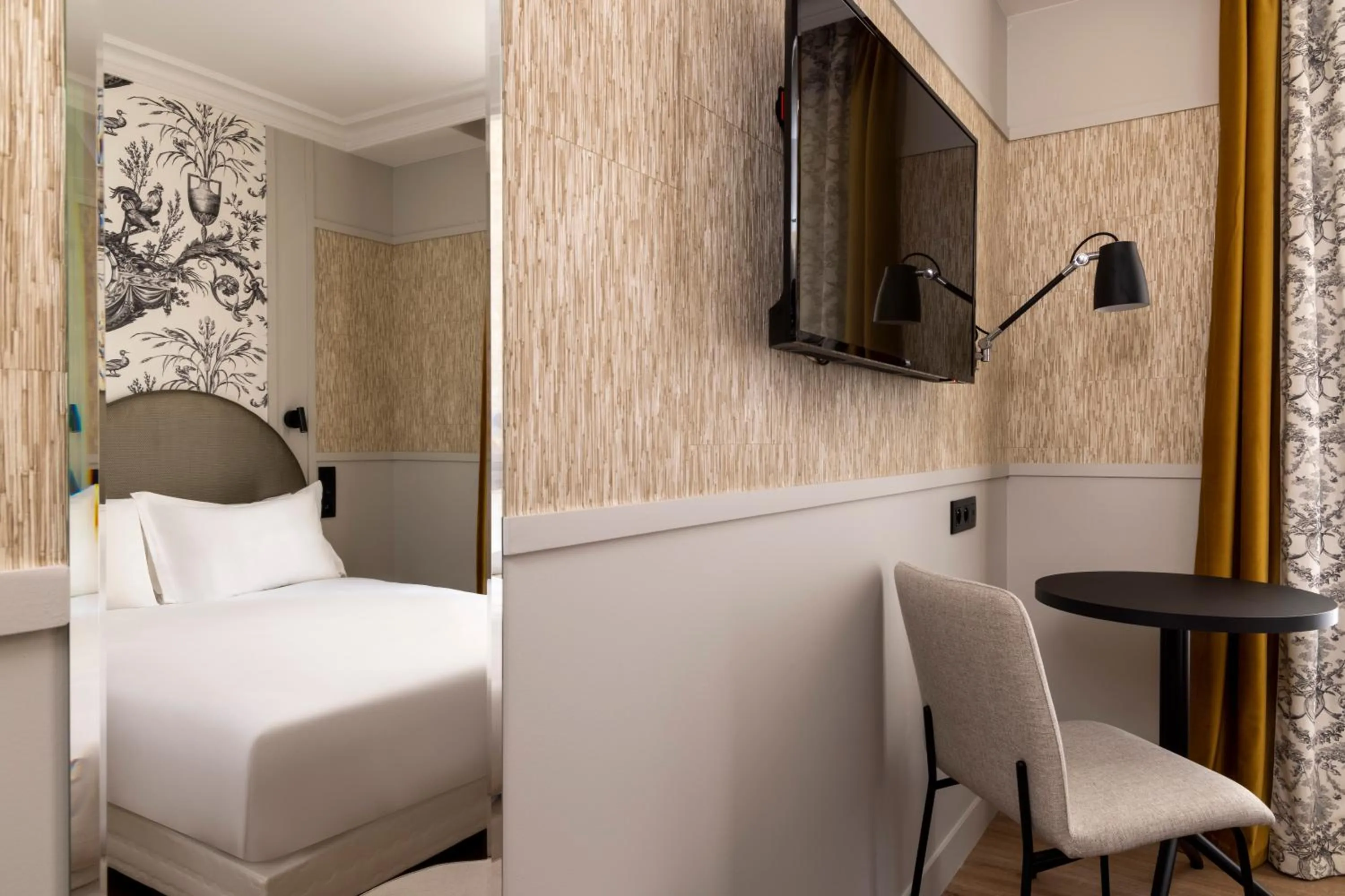 TV and multimedia, Bed in Grand Hôtel Lévêque