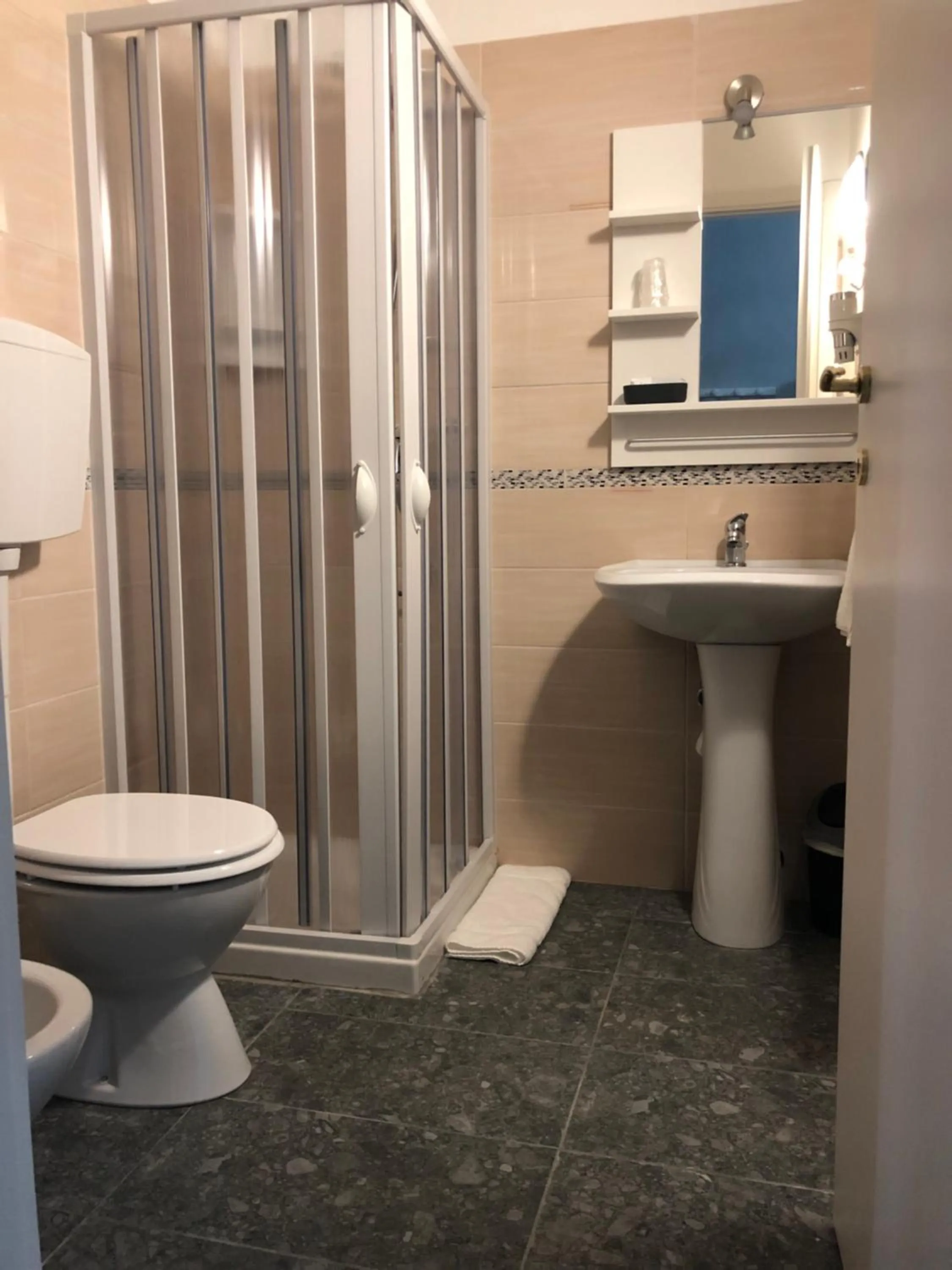 Shower in Affittacamere Roma