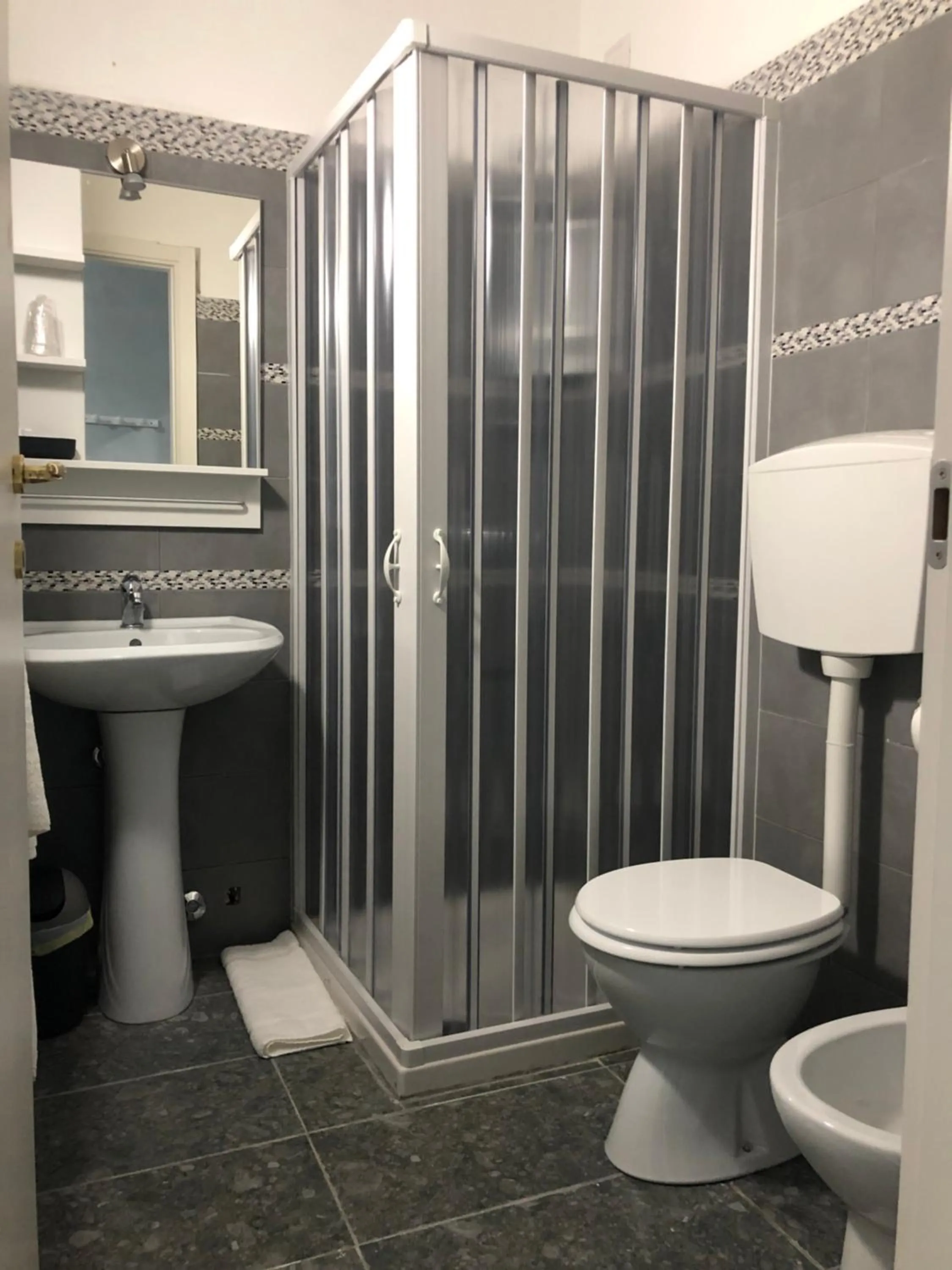 Shower in Affittacamere Roma