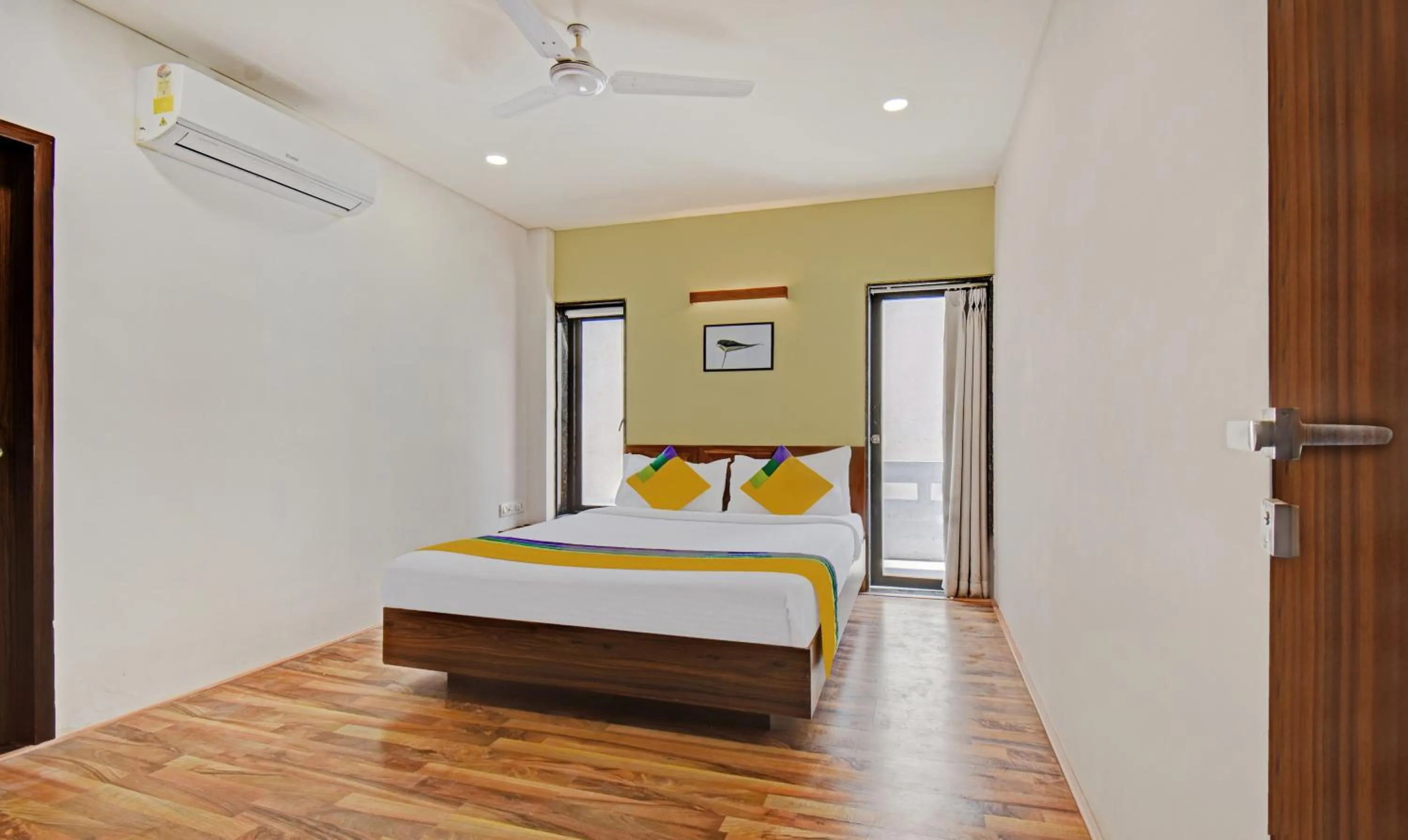 Photo of the whole room, Bed in Itsy Hotels Shivshakti