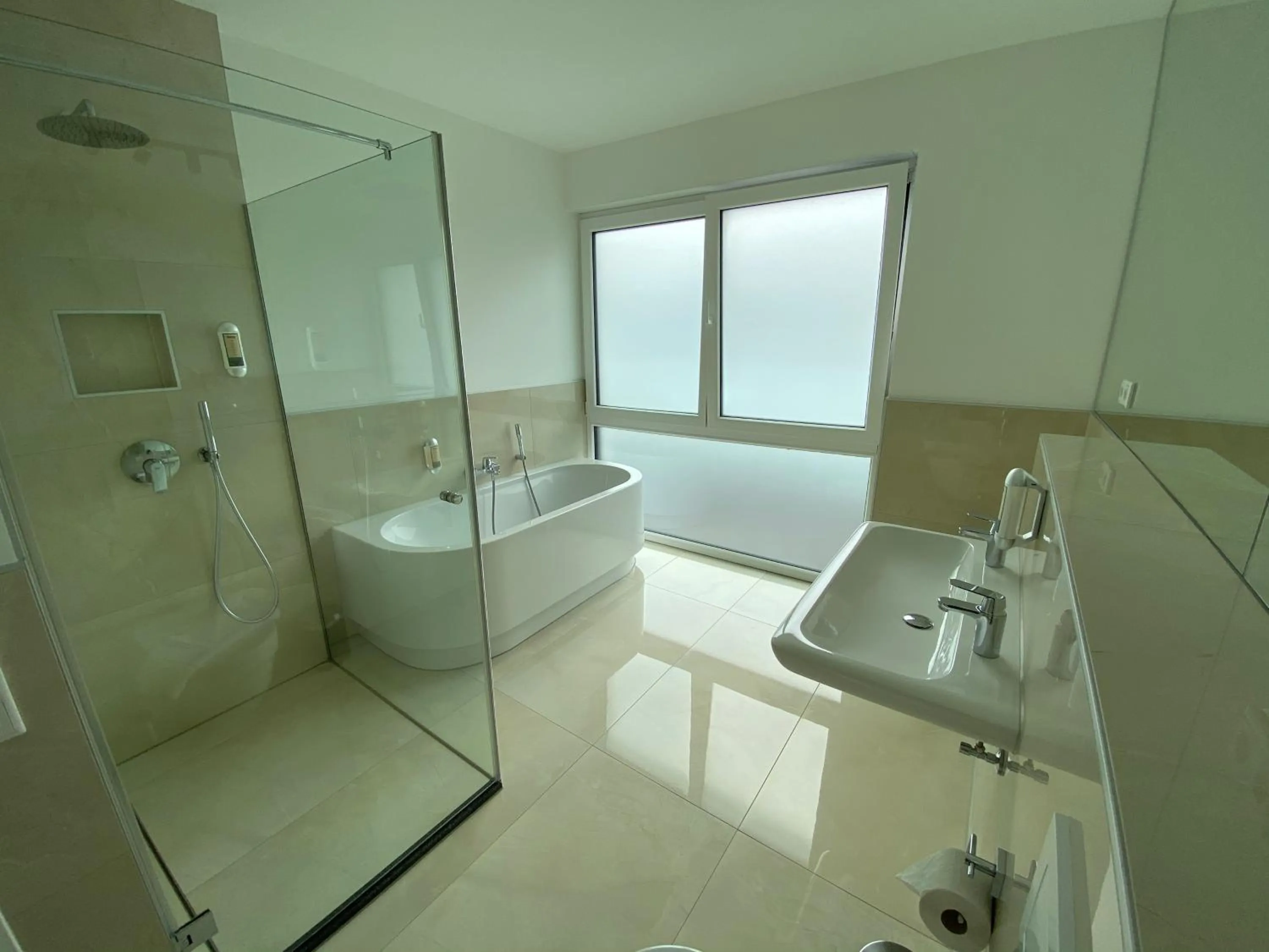 Bathroom in Sleep Inn Düsseldorf Suites