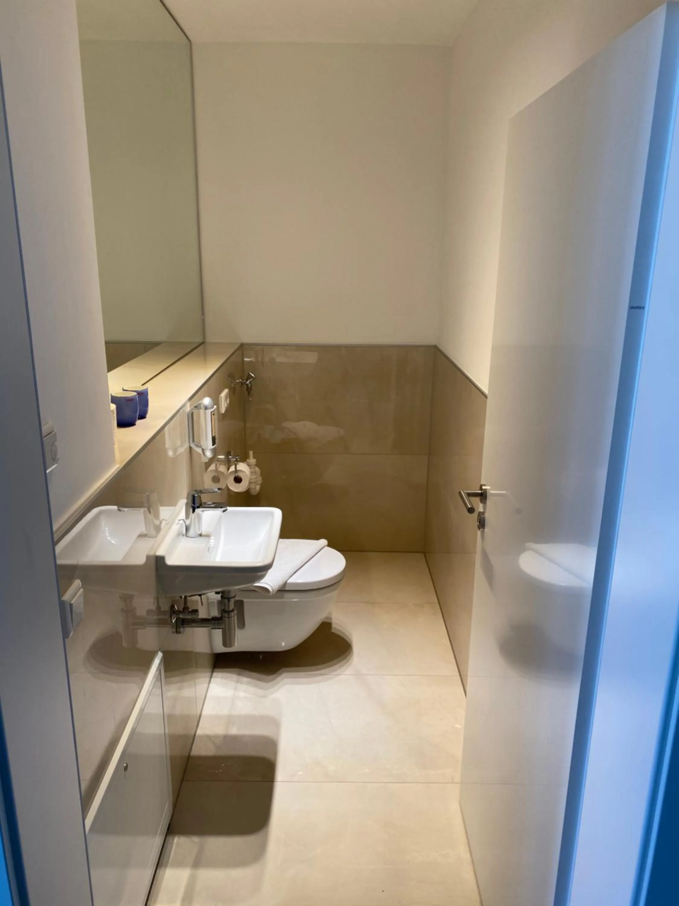 Bathroom in Sleep Inn Düsseldorf Suites